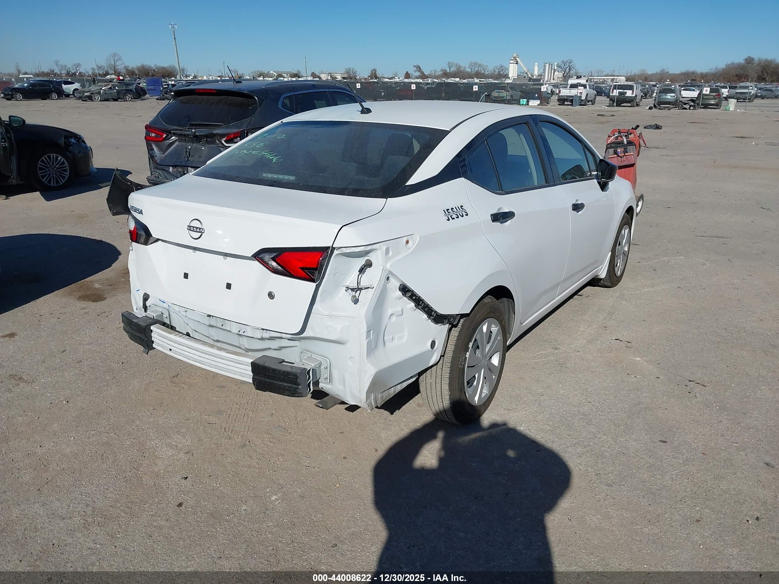 NISSAN VERSA image 4