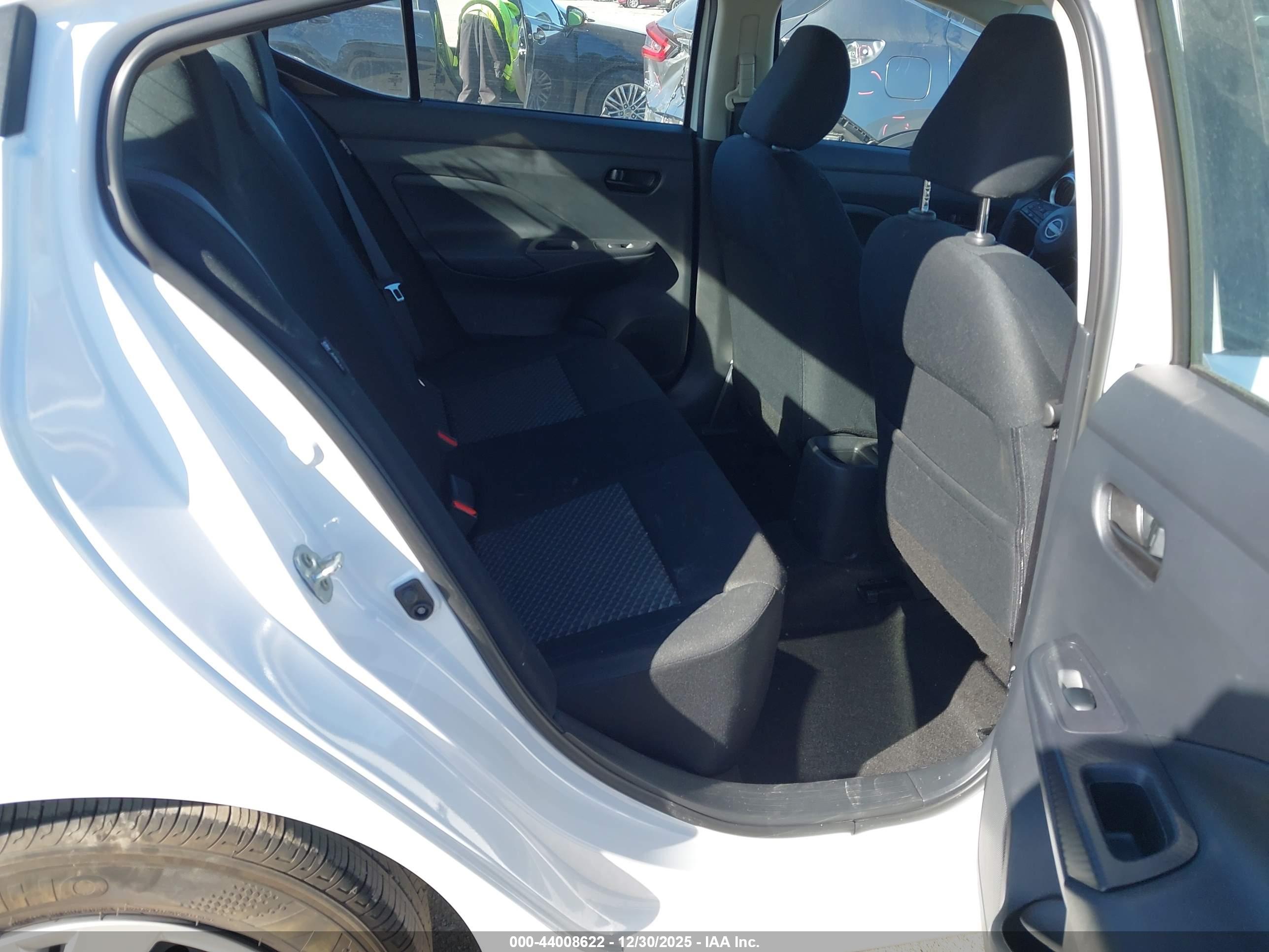 NISSAN VERSA image 8