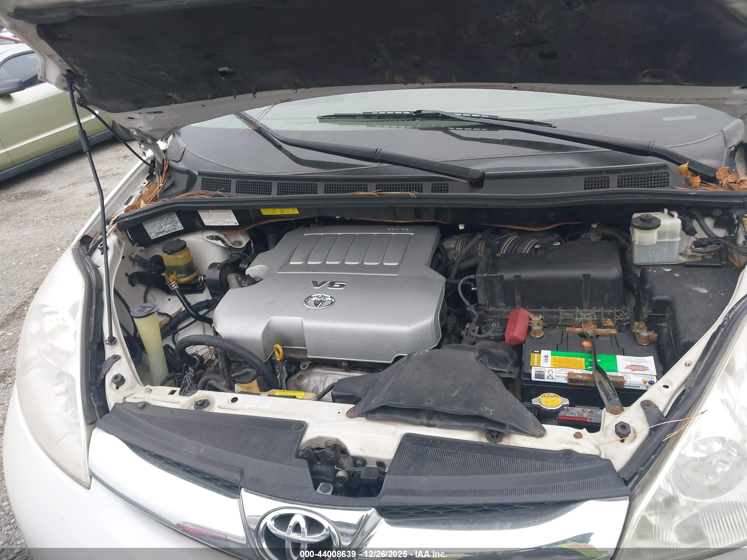 TOYOTA SIENNA image 10