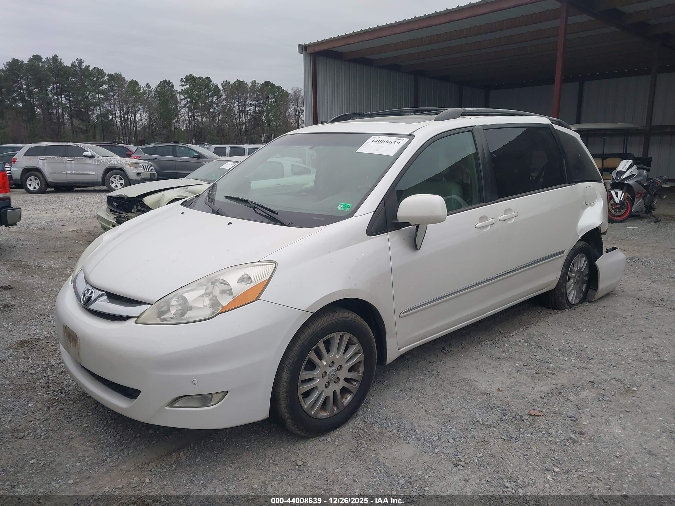 TOYOTA SIENNA image 2