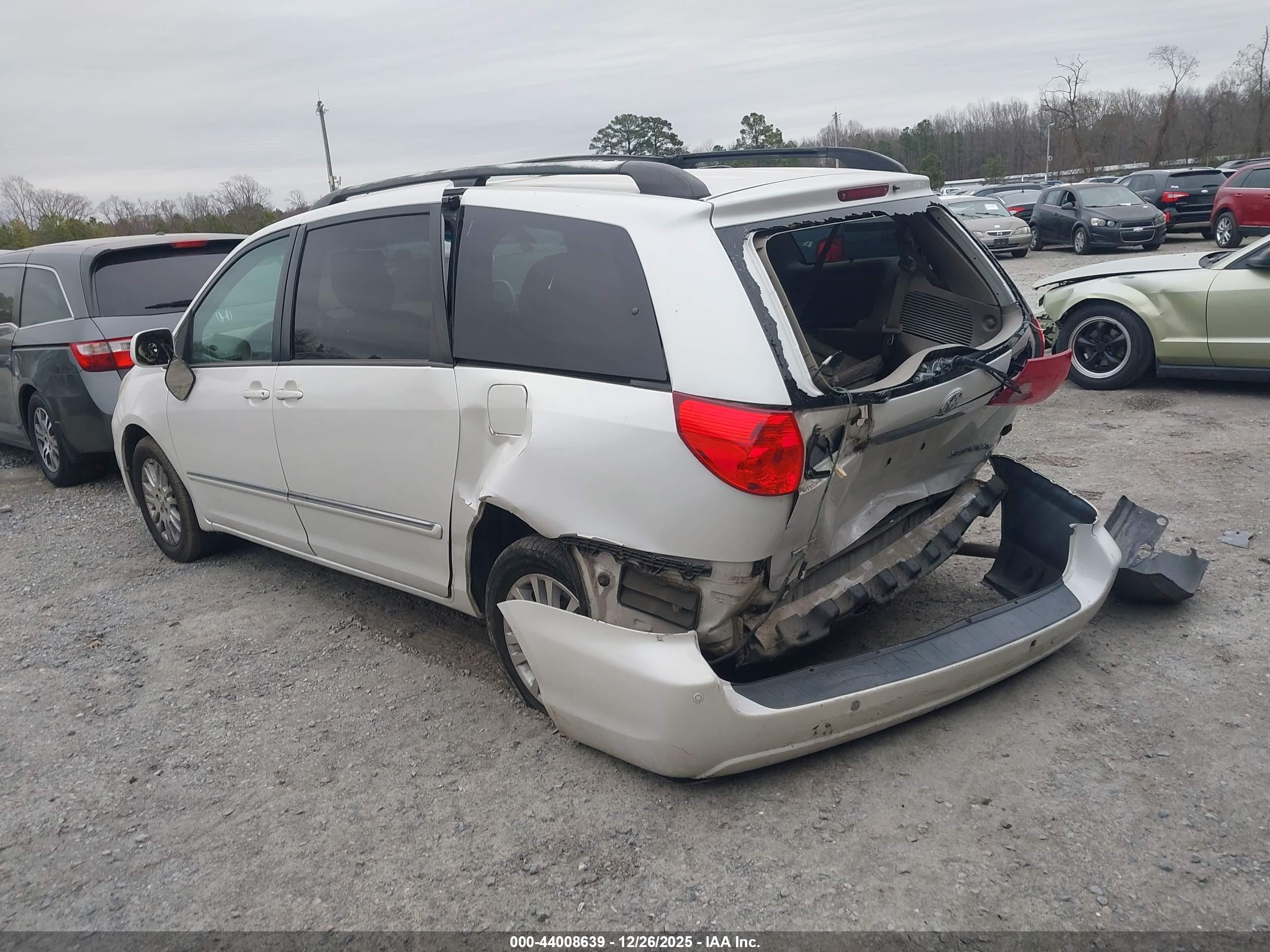 TOYOTA SIENNA image 3