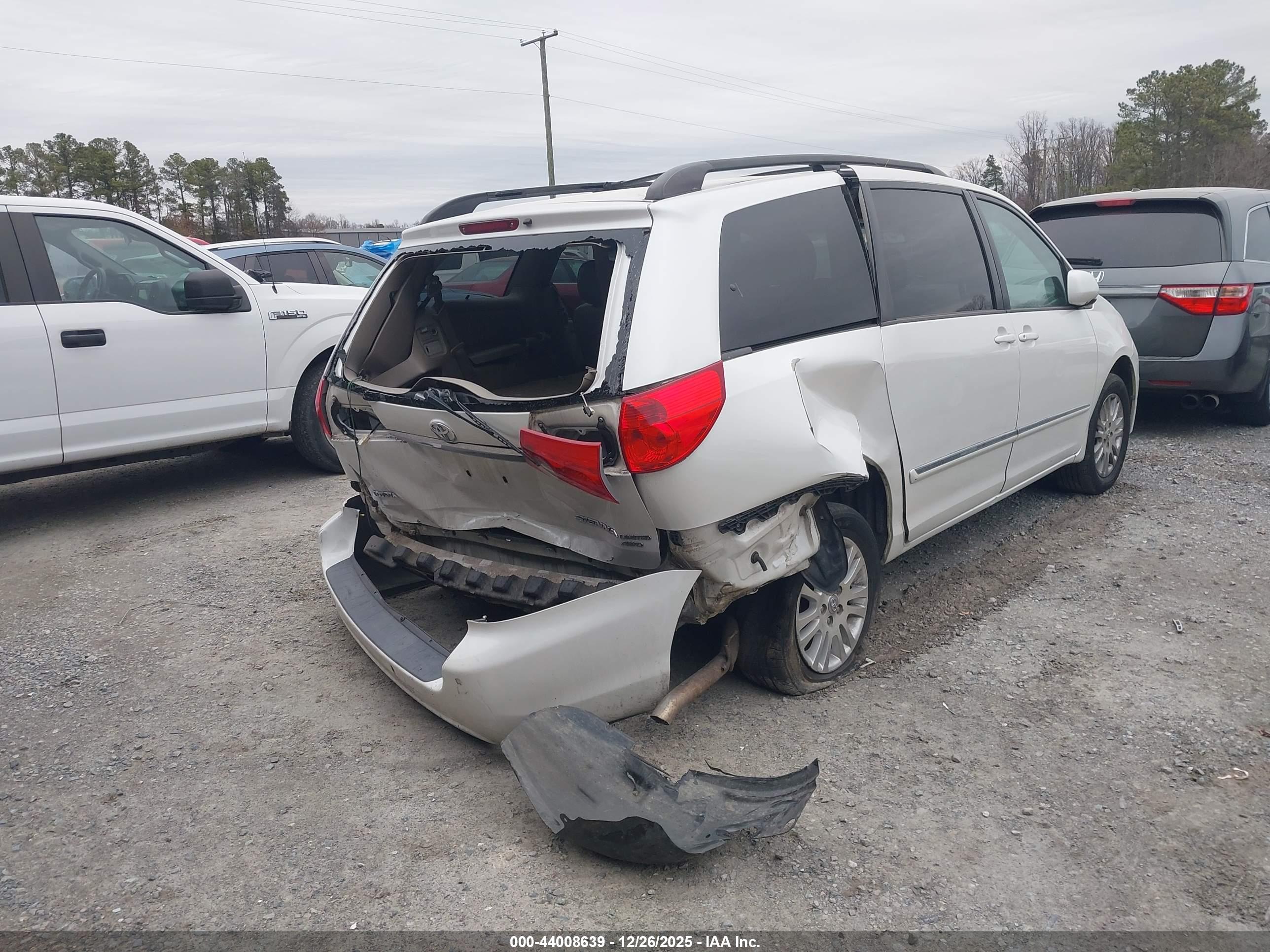 TOYOTA SIENNA image 4