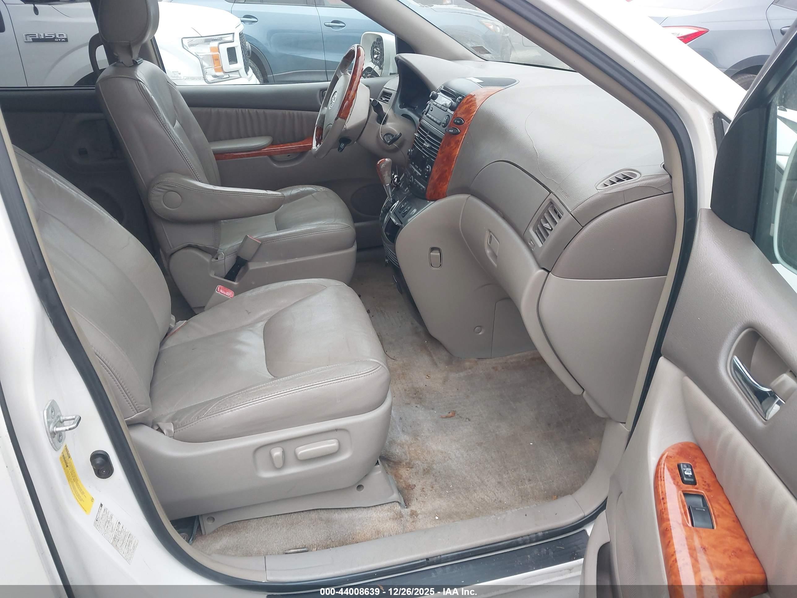 TOYOTA SIENNA image 5