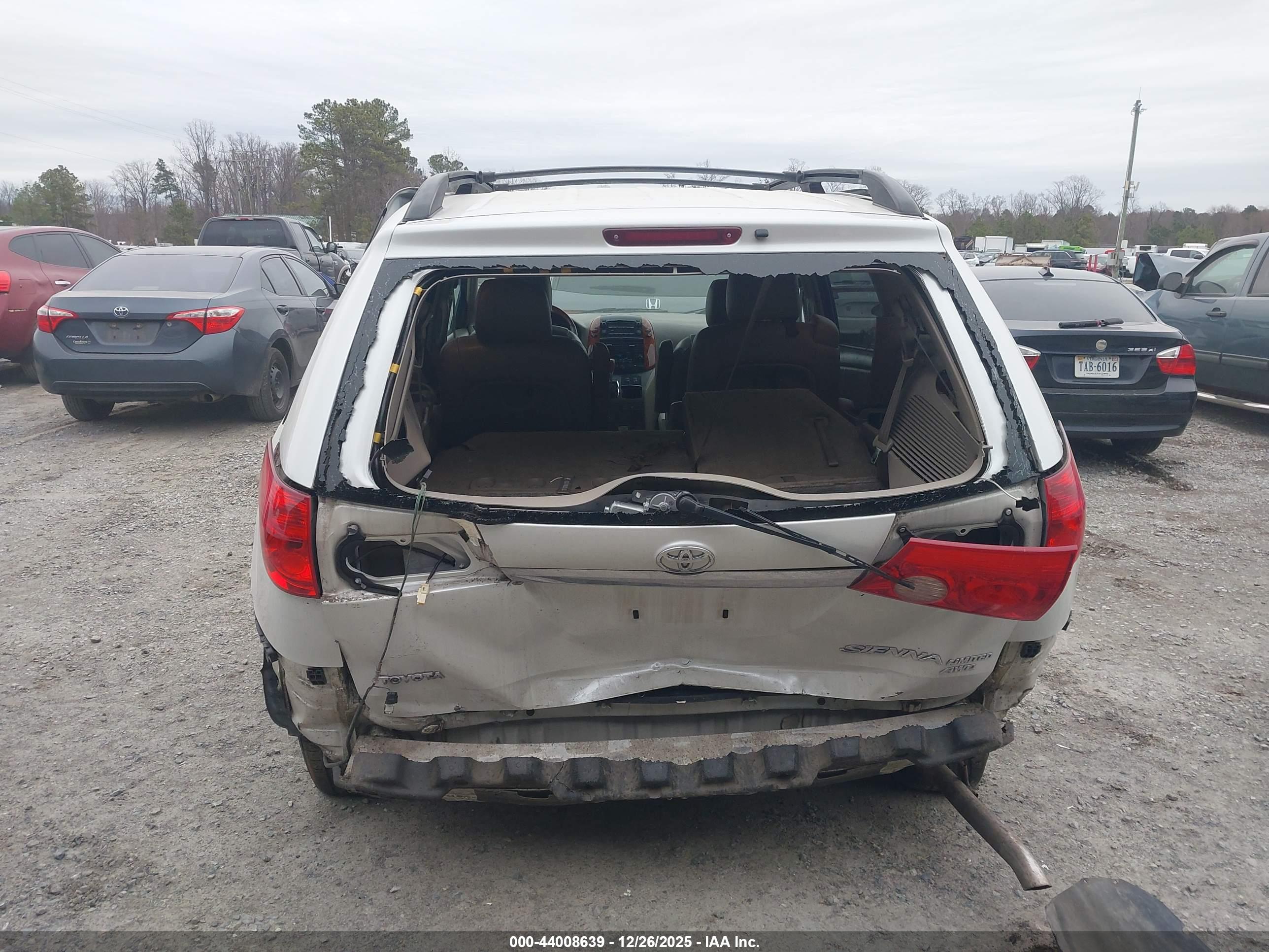 TOYOTA SIENNA image 6