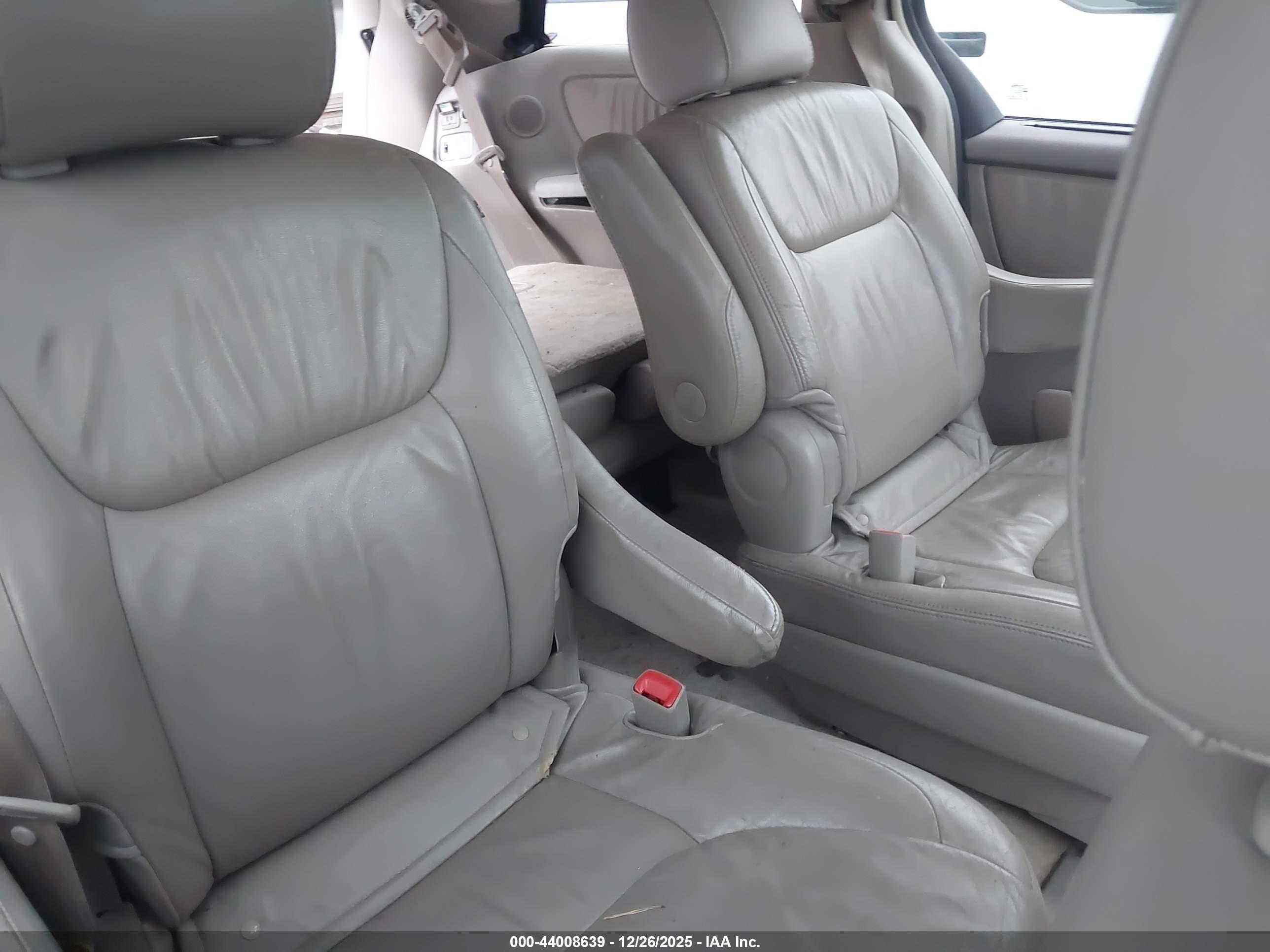 TOYOTA SIENNA image 8