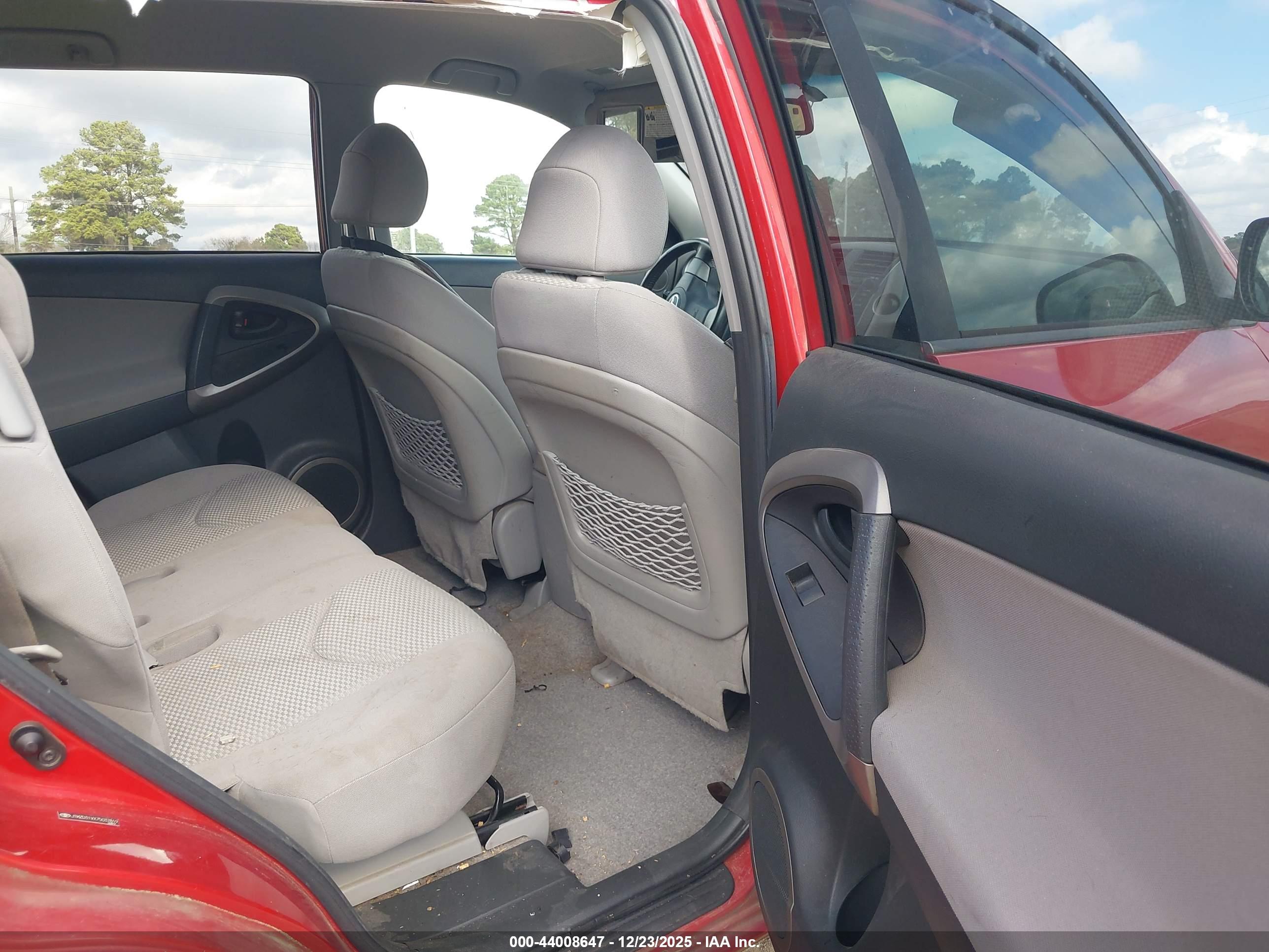 TOYOTA RAV4 image 8