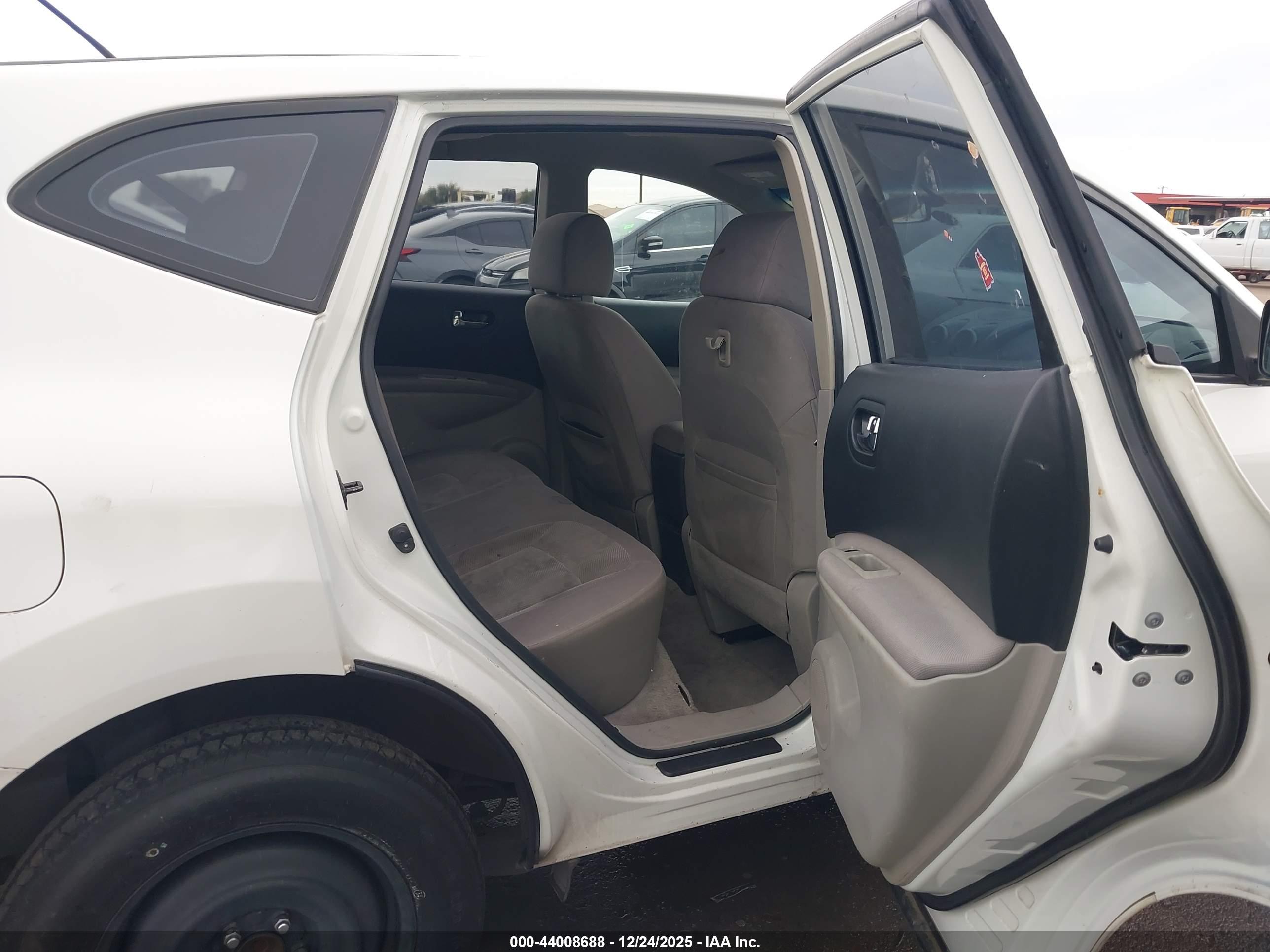 NISSAN ROGUE image 8