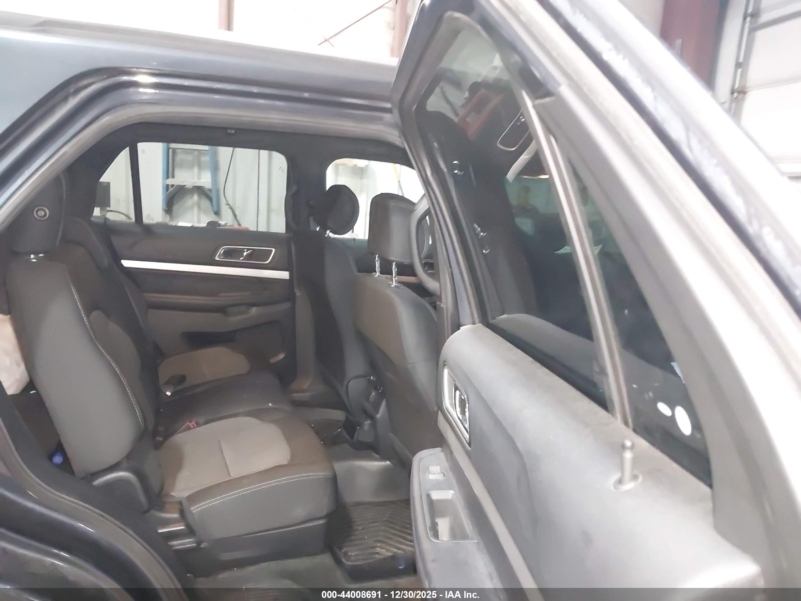 FORD EXPLORER image 8