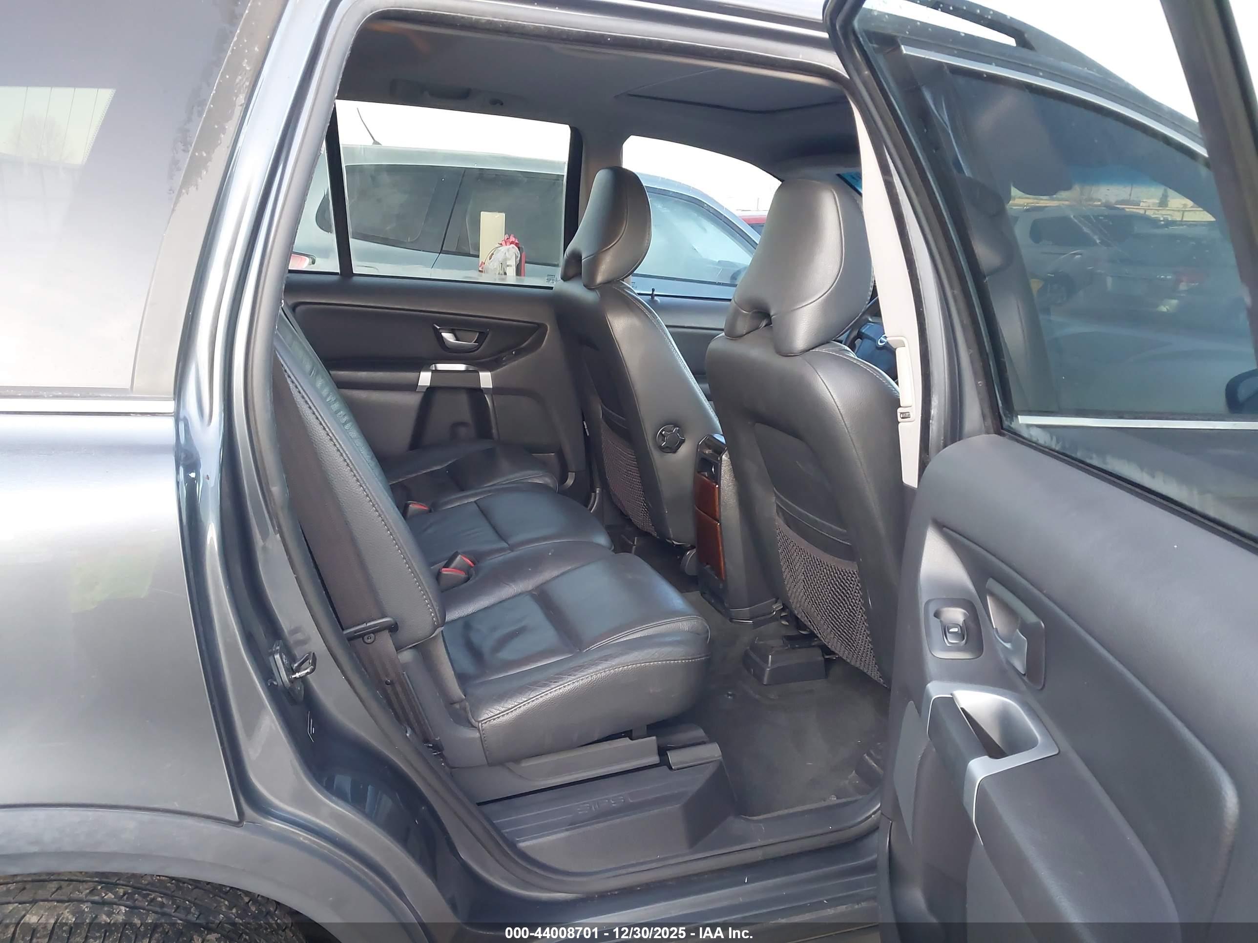 VOLVO XC90 image 8