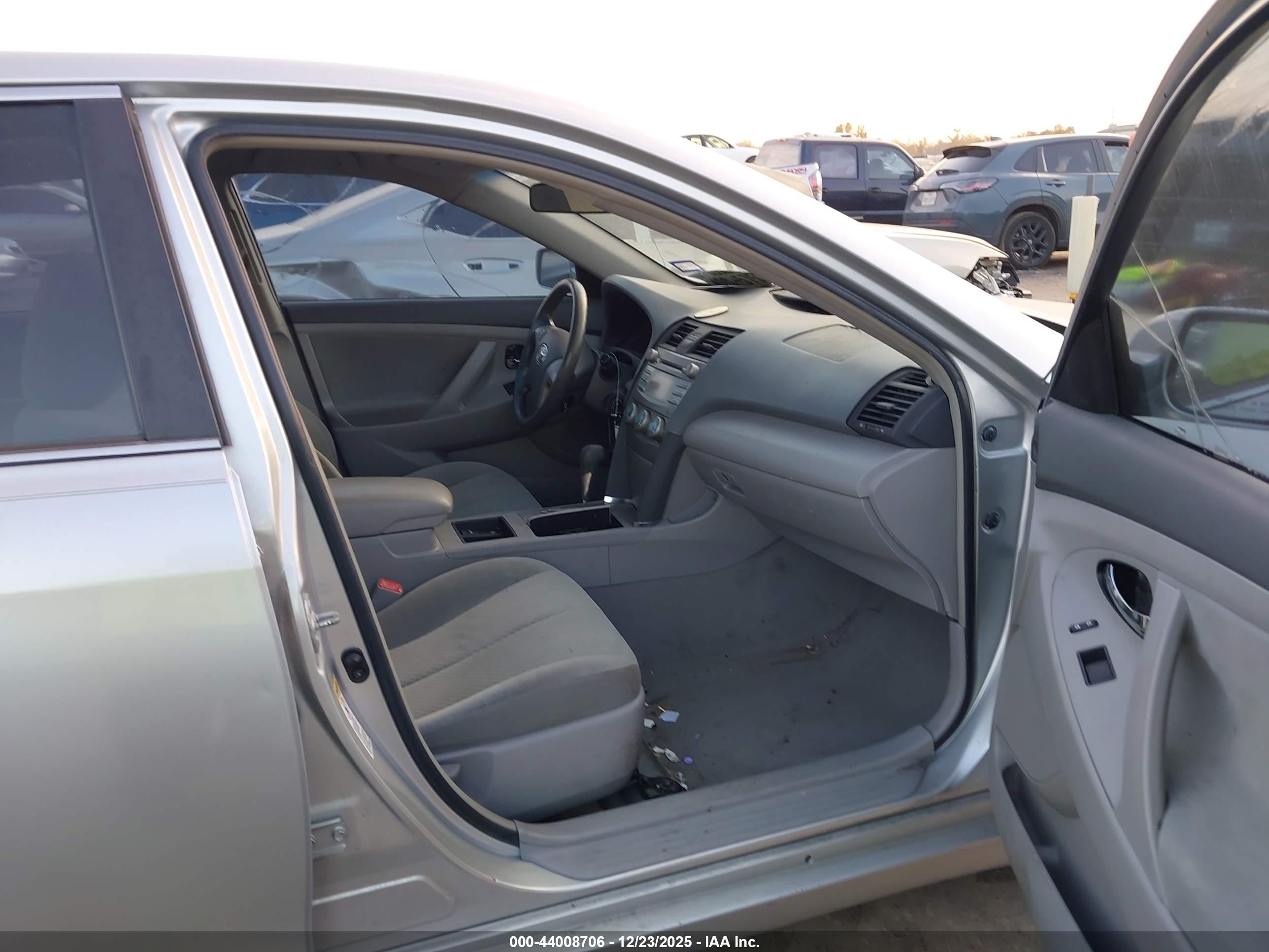 TOYOTA CAMRY image 5