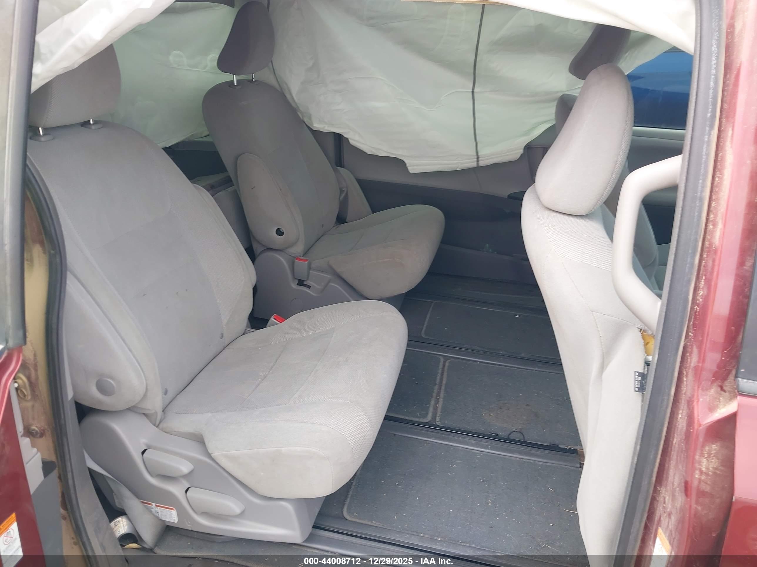 TOYOTA SIENNA image 8