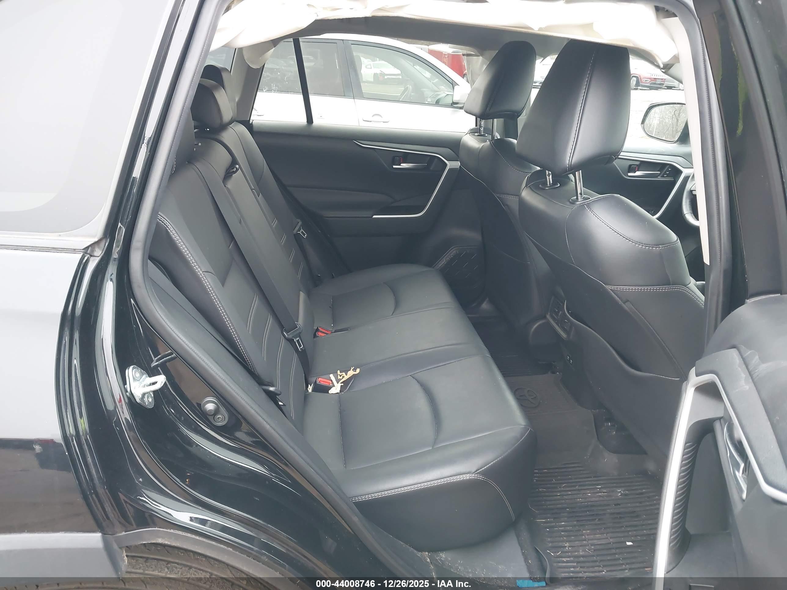 TOYOTA RAV4 image 8