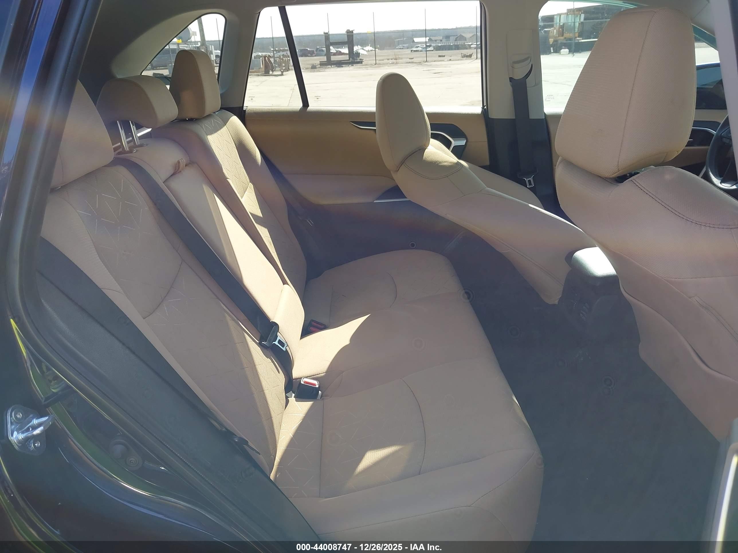 TOYOTA RAV4 image 8