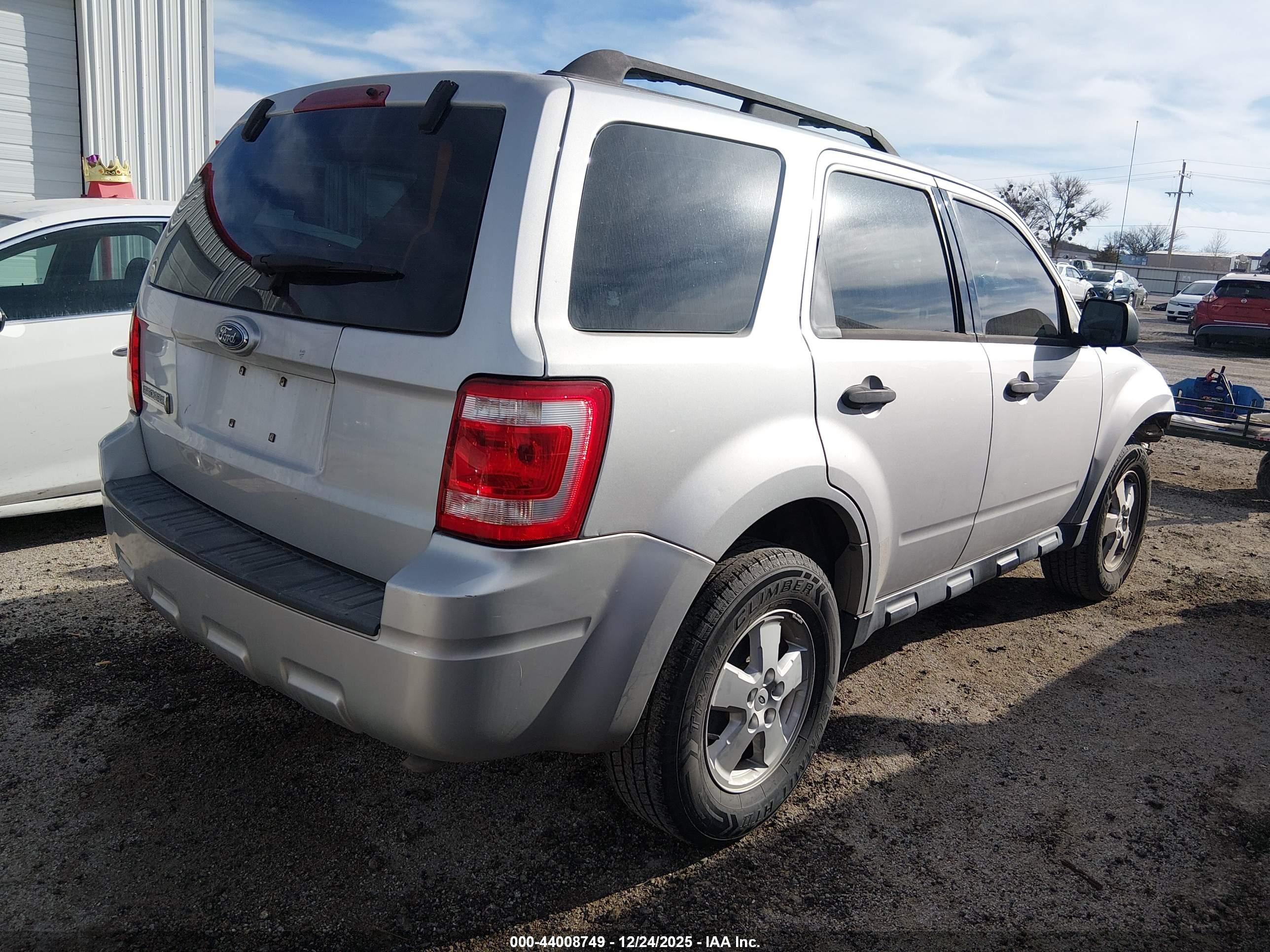 FORD ESCAPE image 4