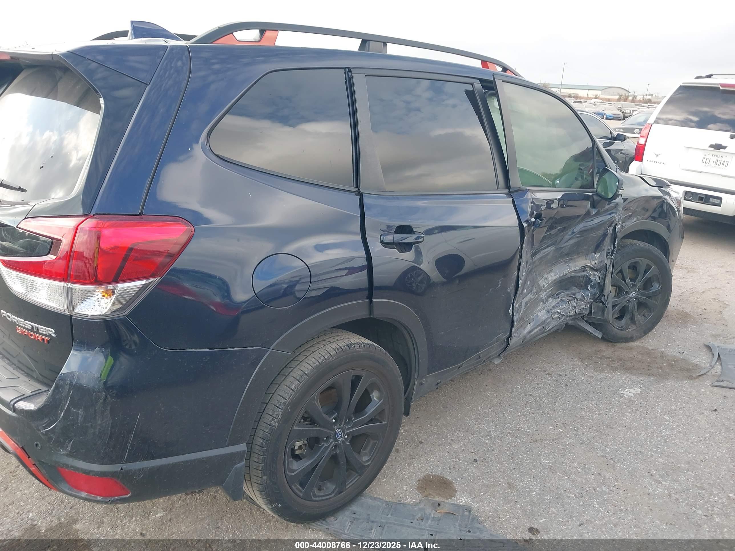 SUBARU FORESTER image 6
