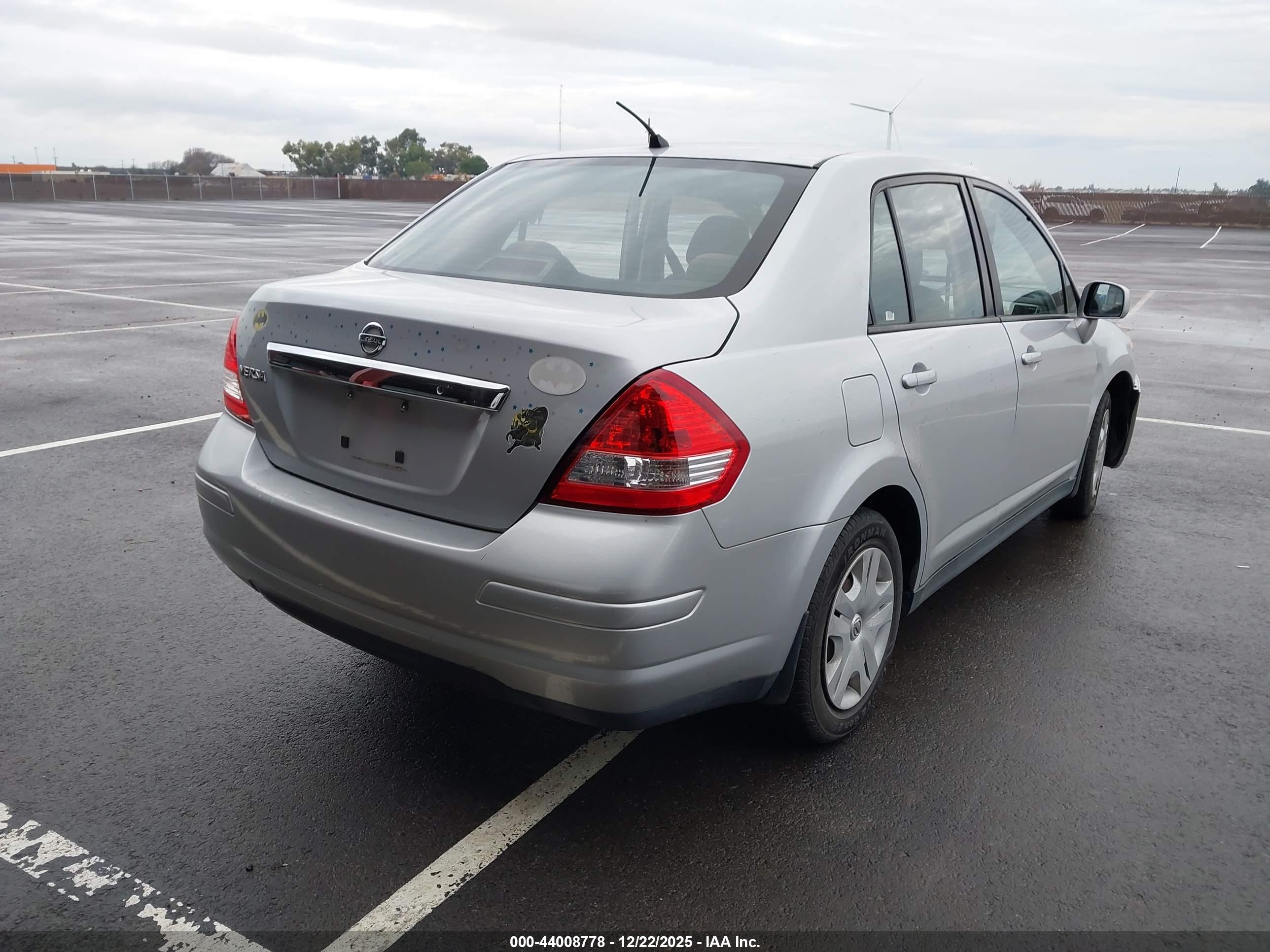 NISSAN VERSA image 4