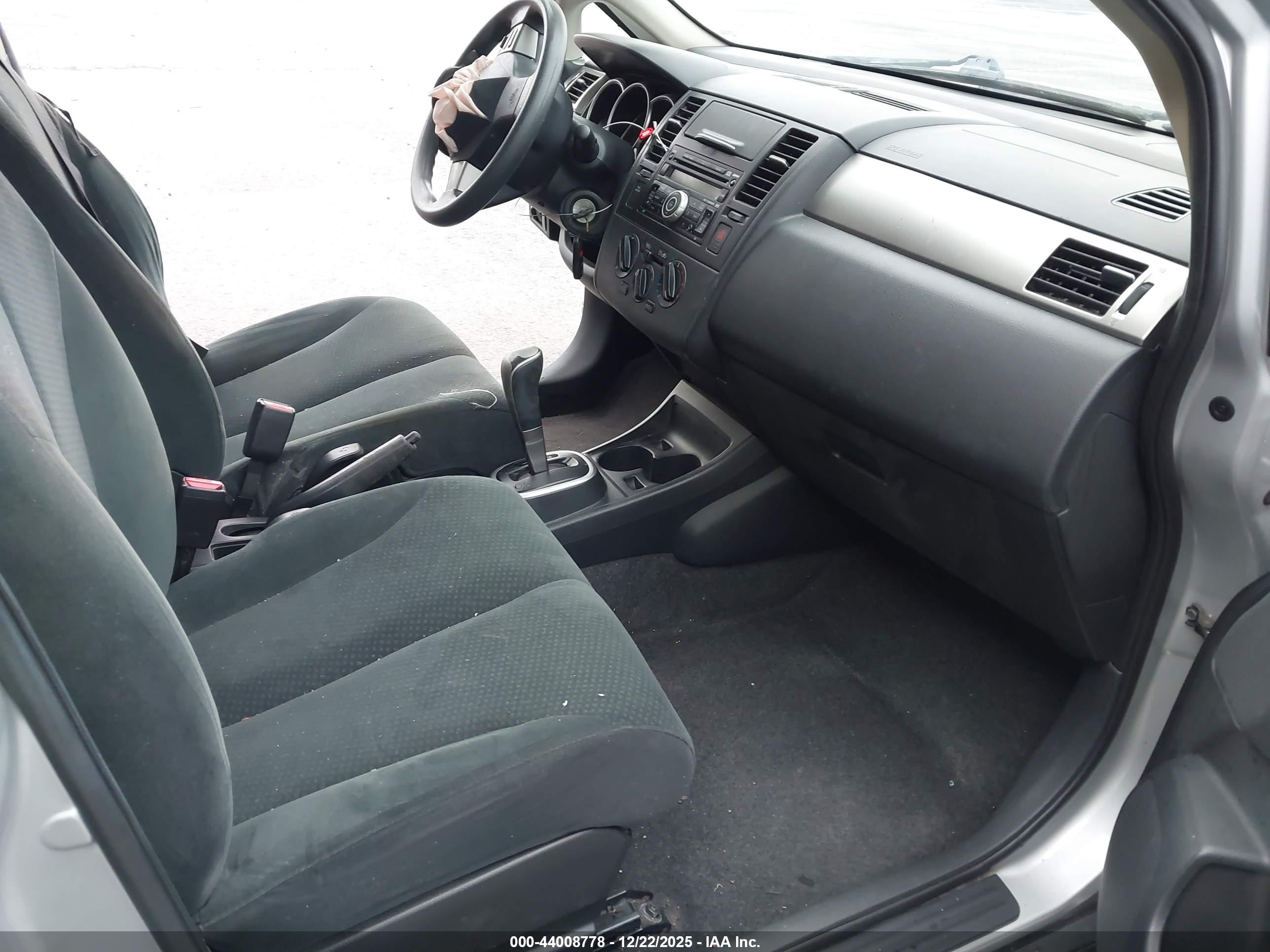 NISSAN VERSA image 5