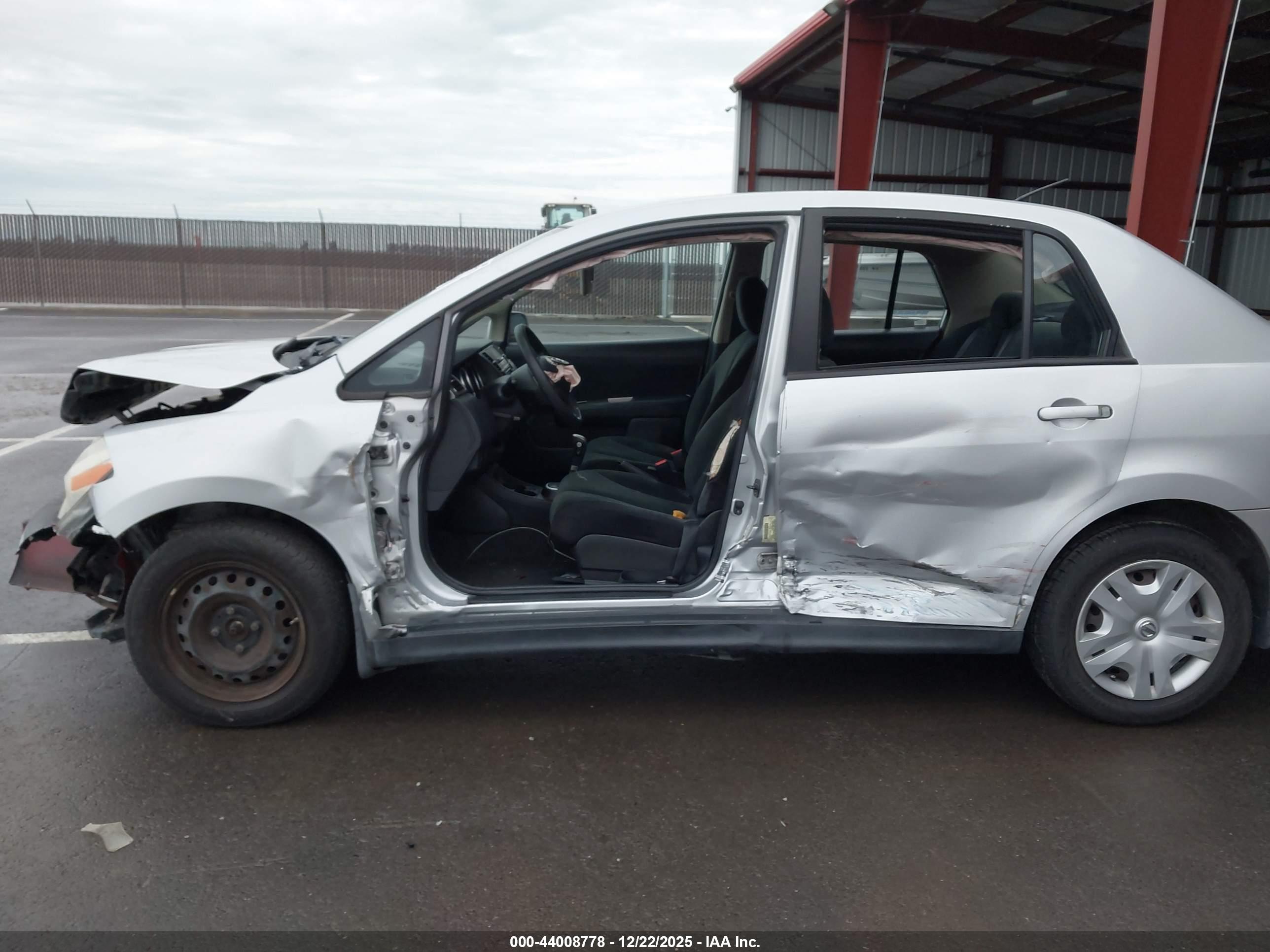 NISSAN VERSA image 6