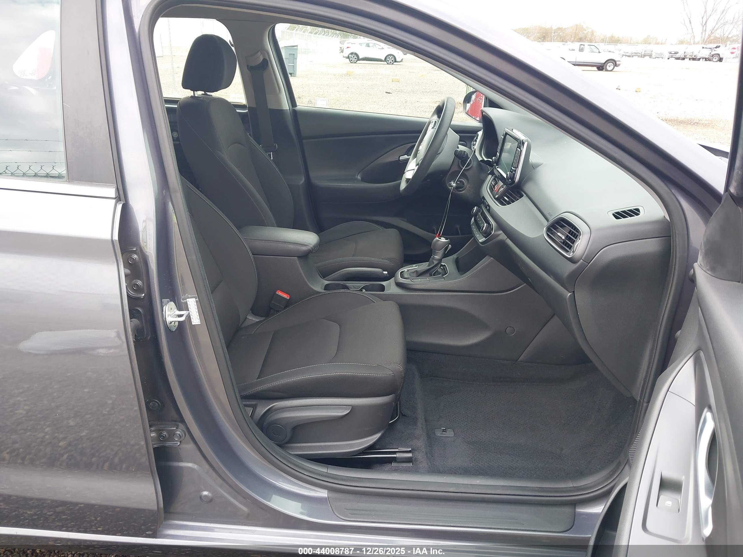 HYUNDAI ELANTRA image 5