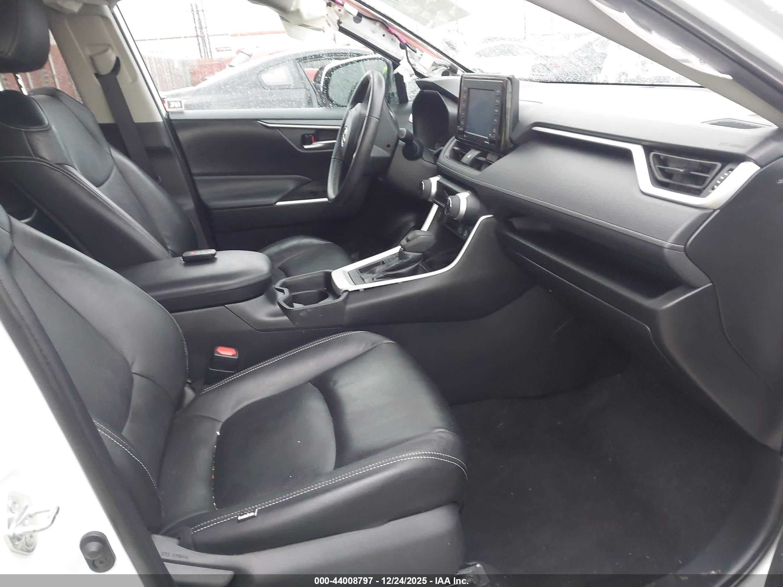 TOYOTA RAV4 image 5
