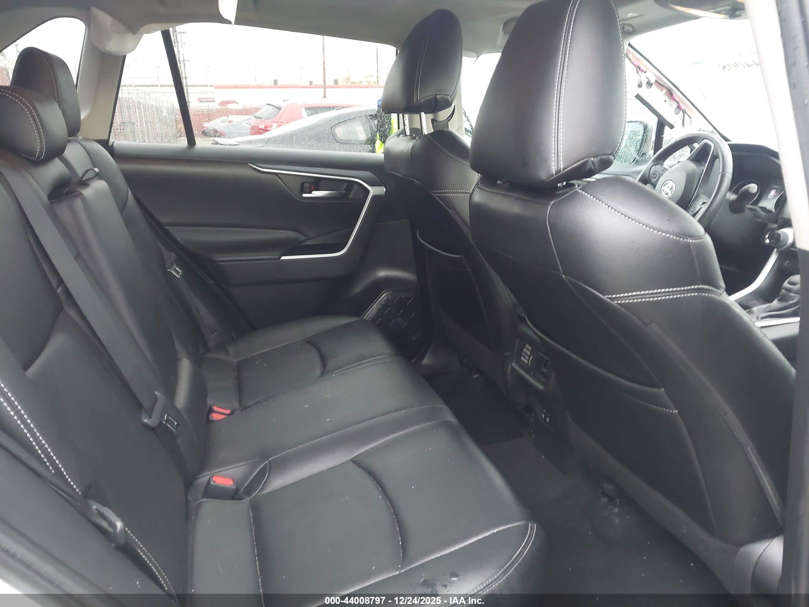 TOYOTA RAV4 image 8