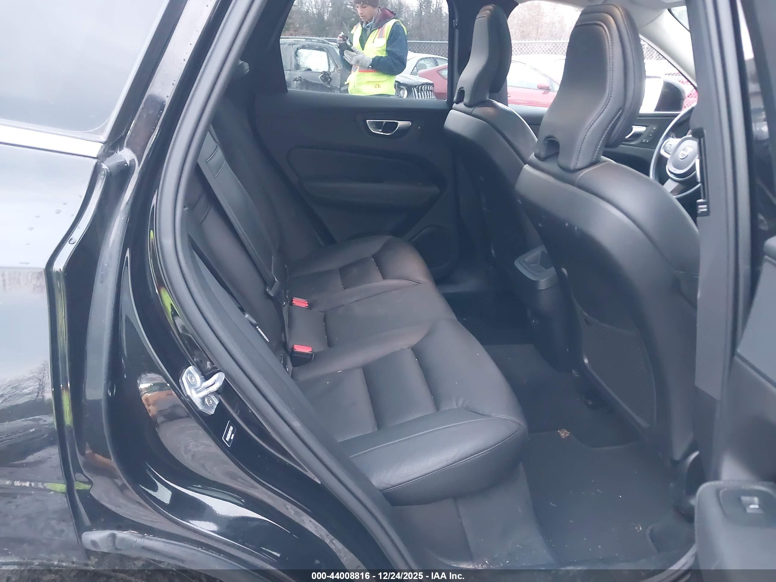 VOLVO XC60 image 8