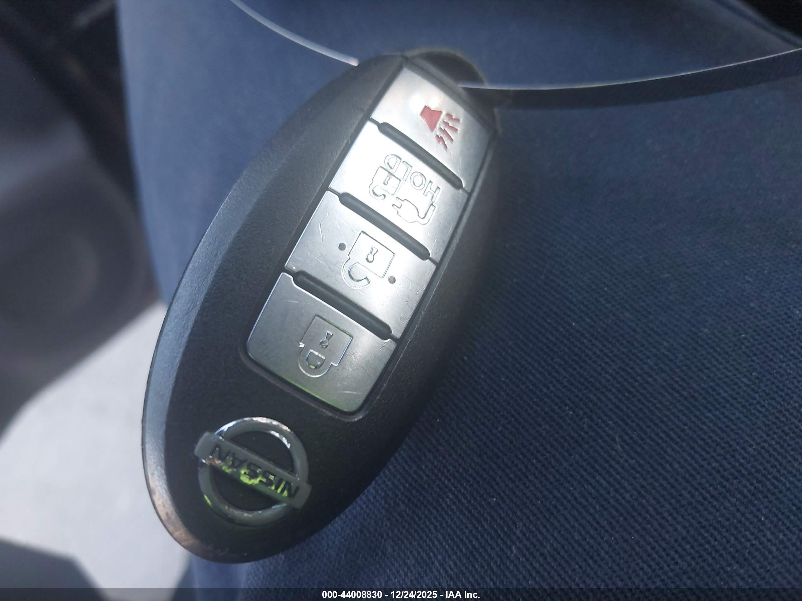 NISSAN LEAF image 11