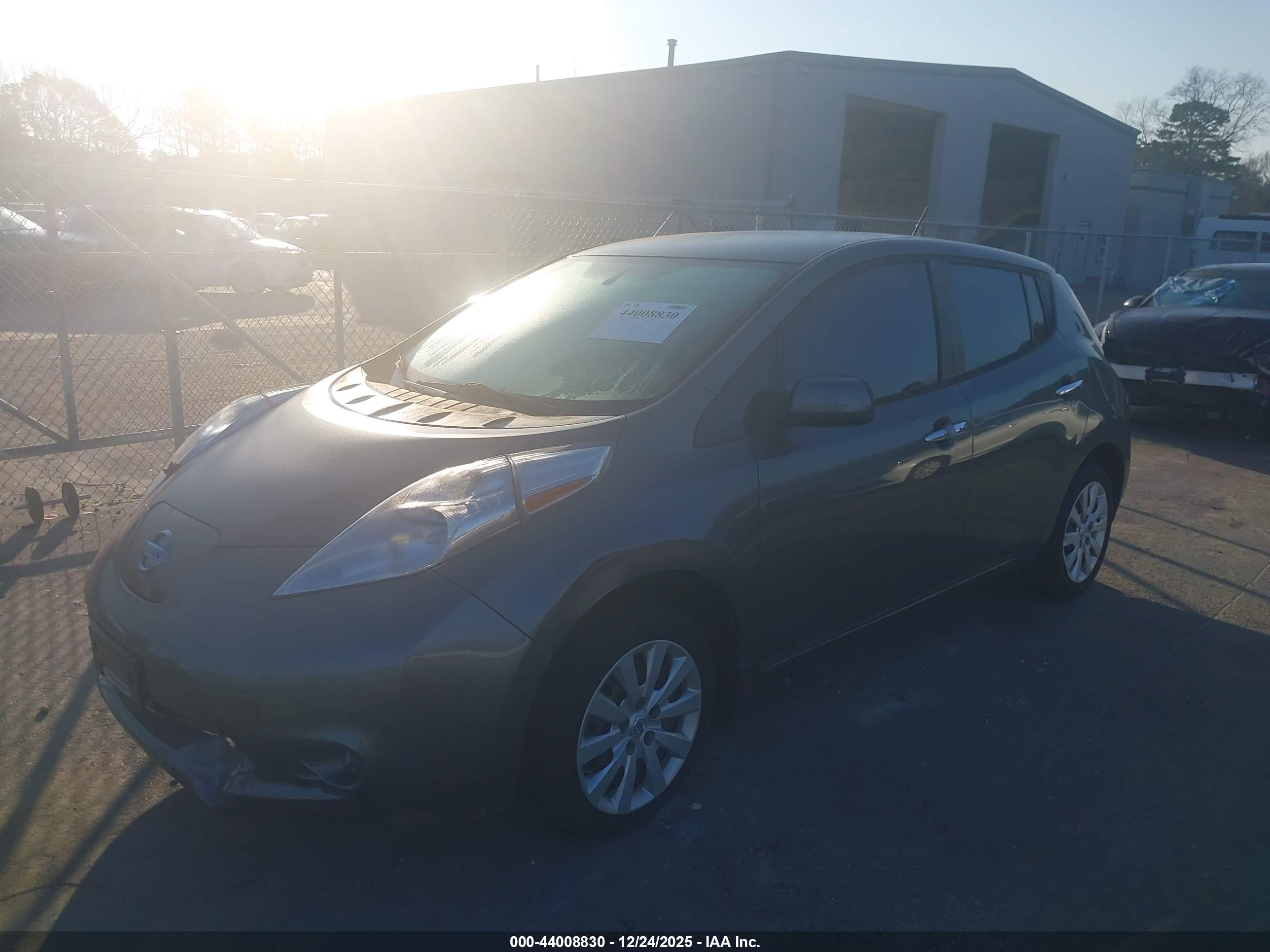 NISSAN LEAF image 2