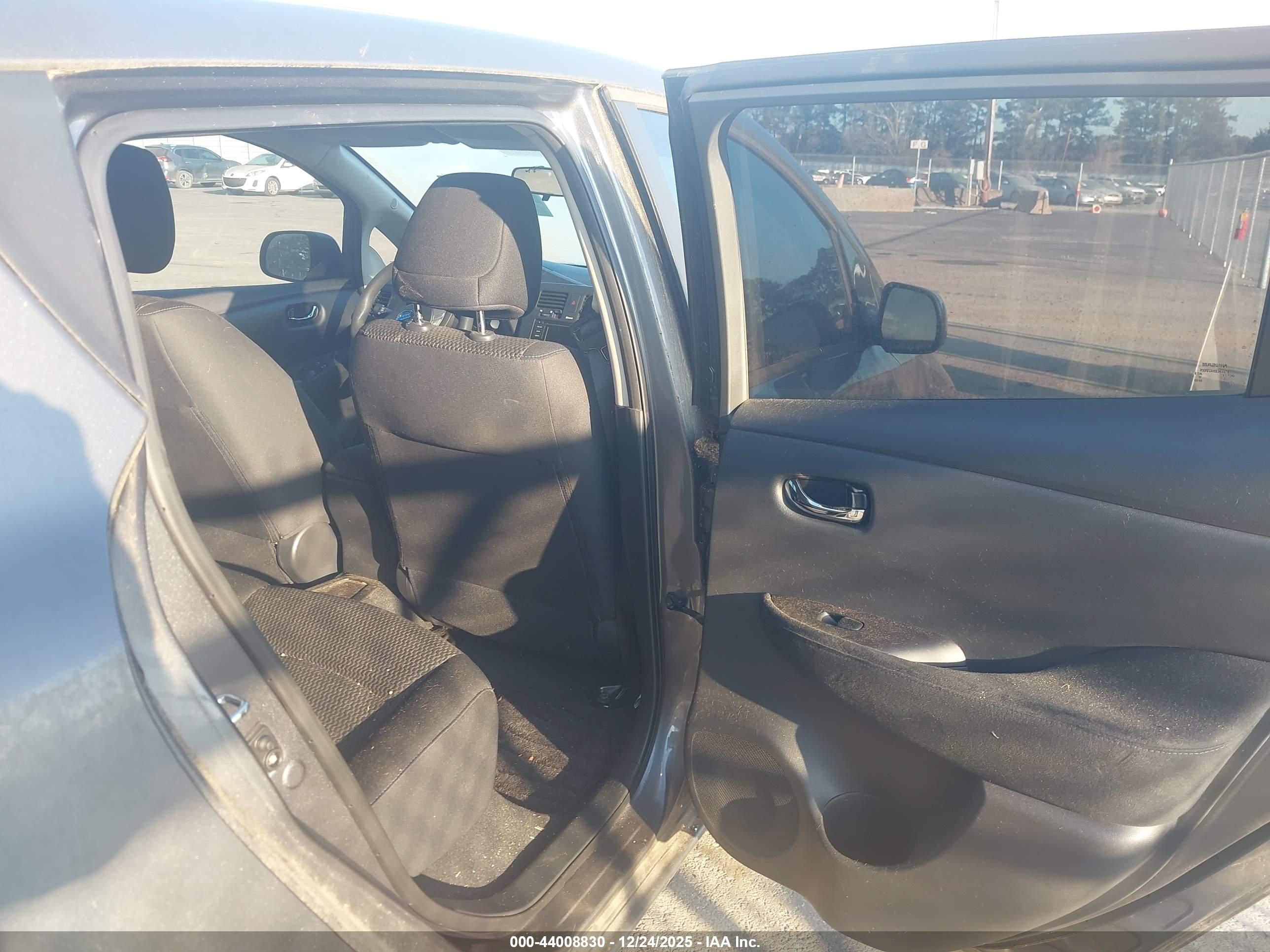 NISSAN LEAF image 8