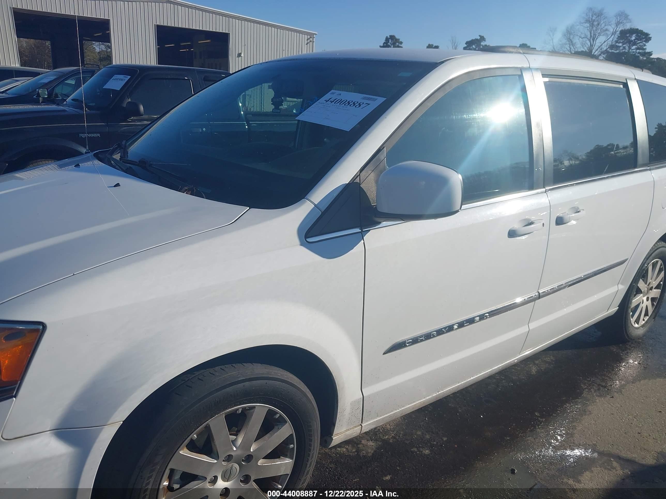 CHRYSLER TOWN image 6