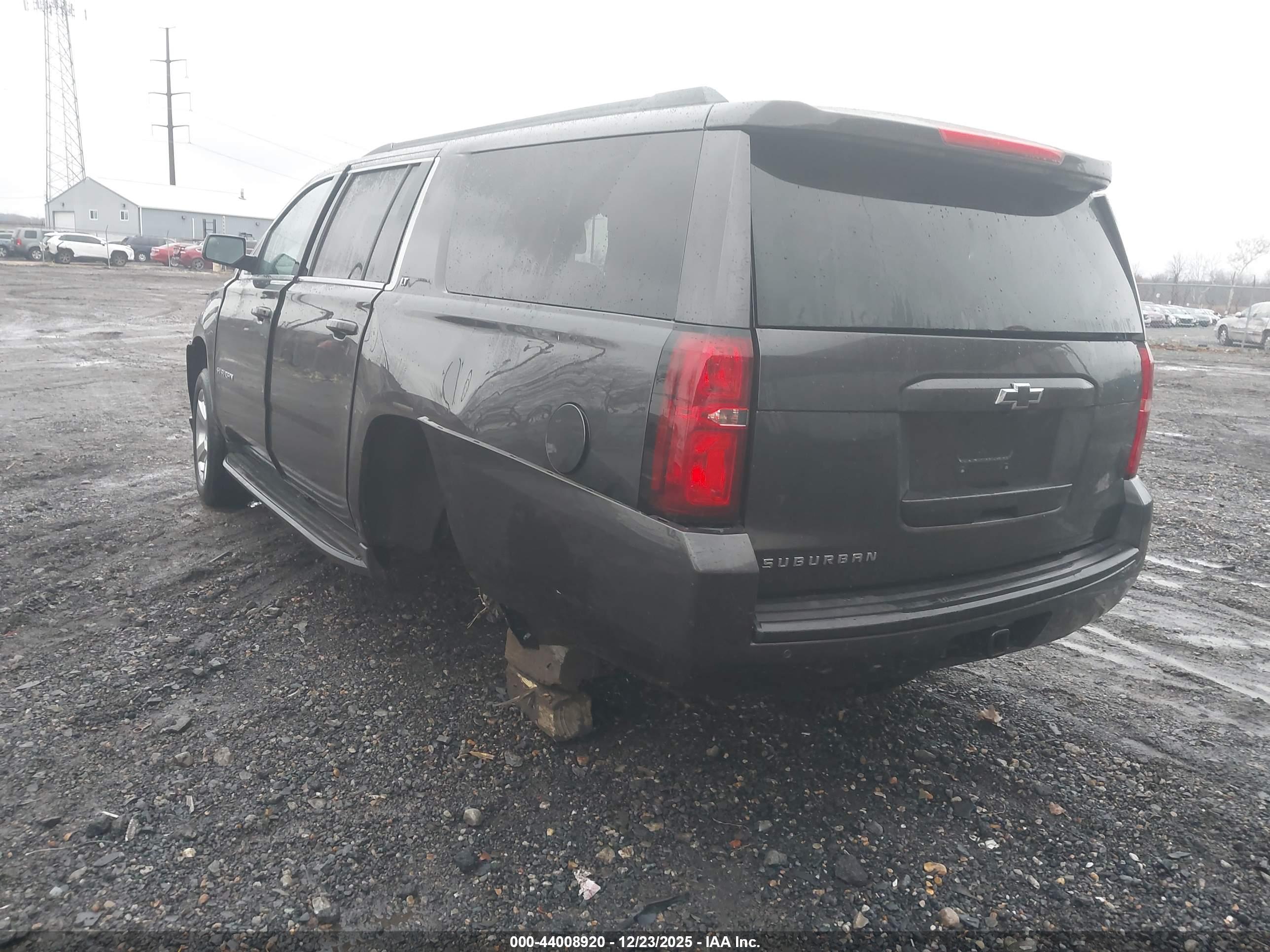 CHEVROLET SUBURBAN image 3