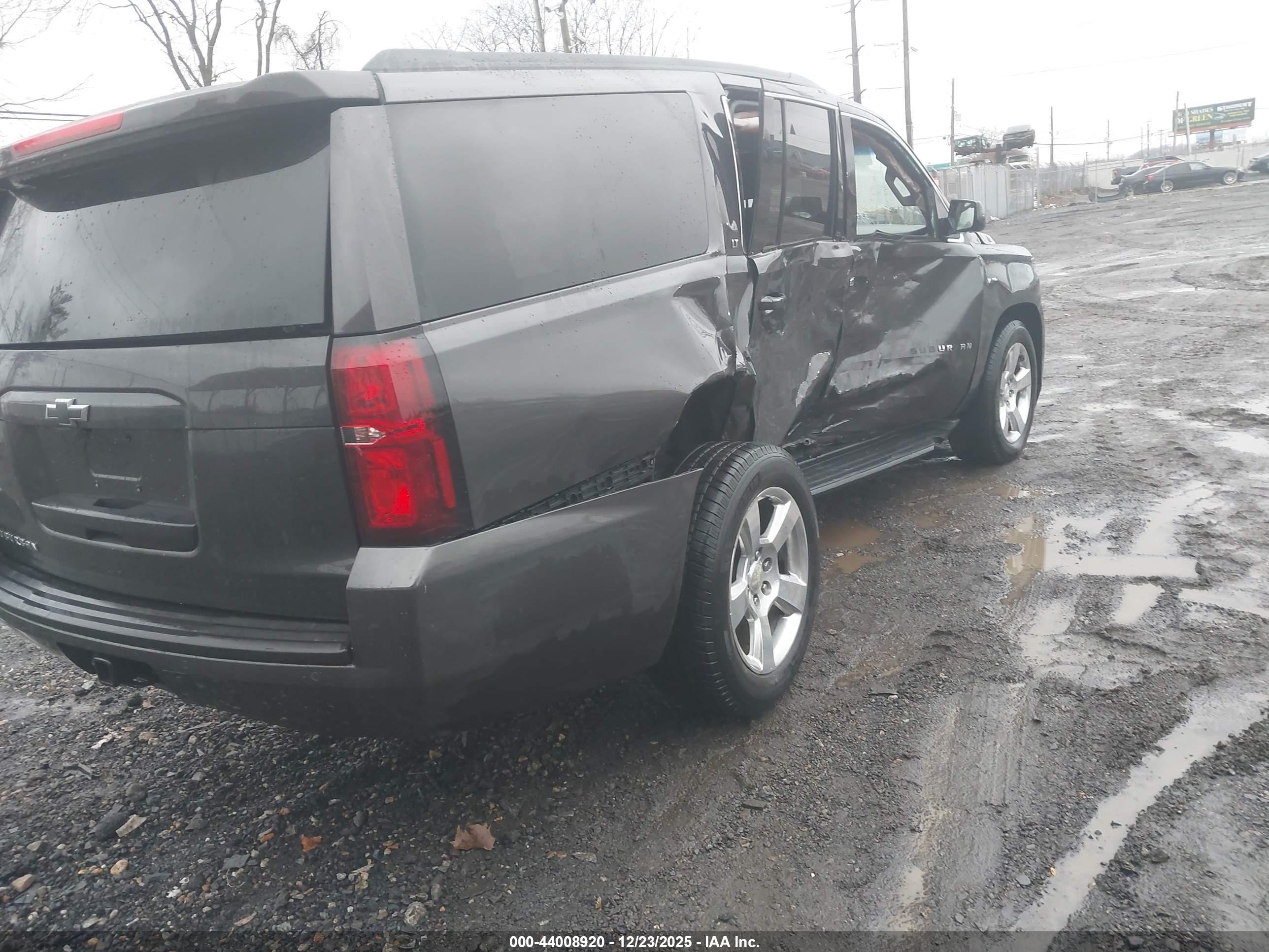 CHEVROLET SUBURBAN image 4