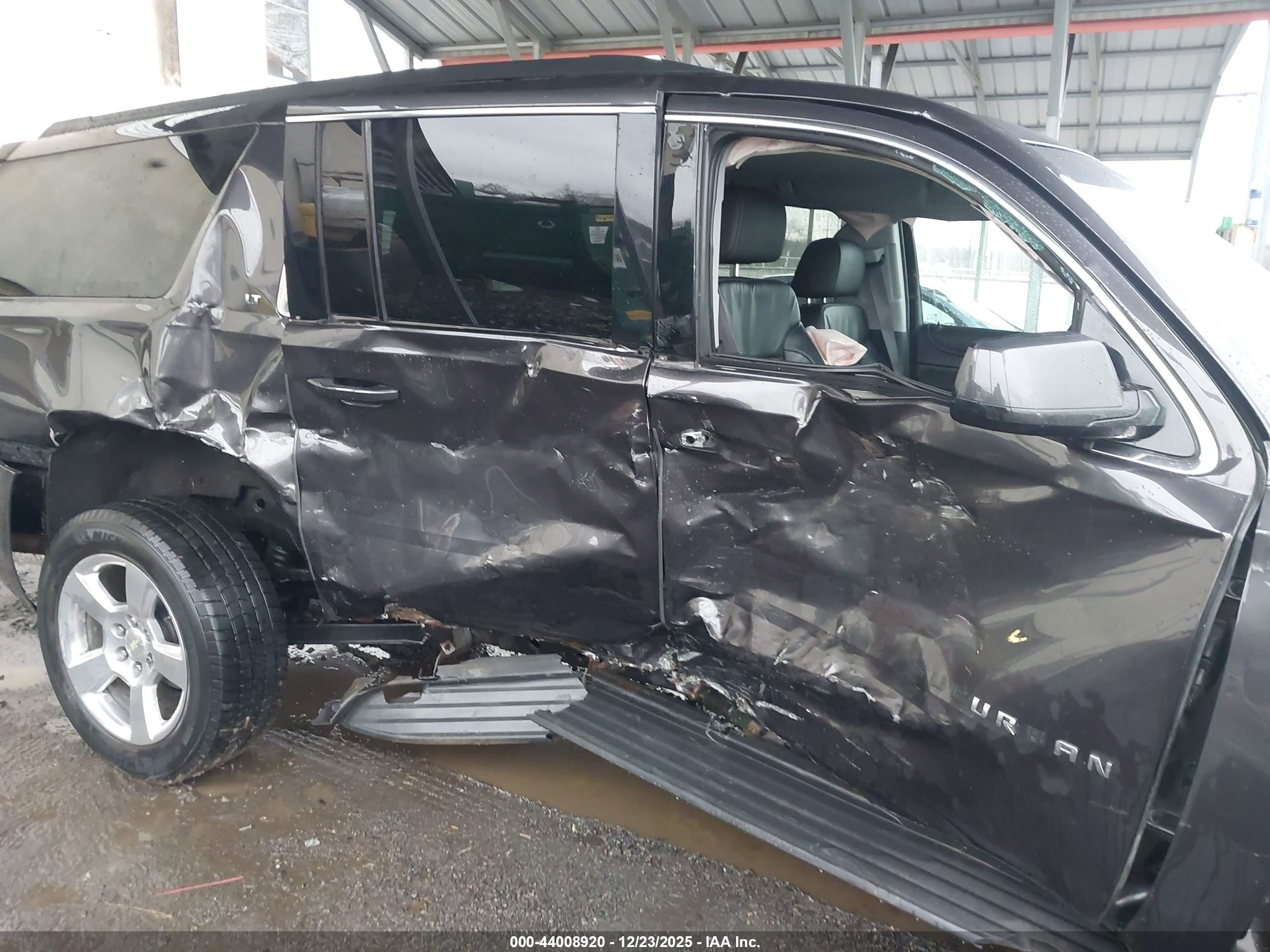 CHEVROLET SUBURBAN image 6