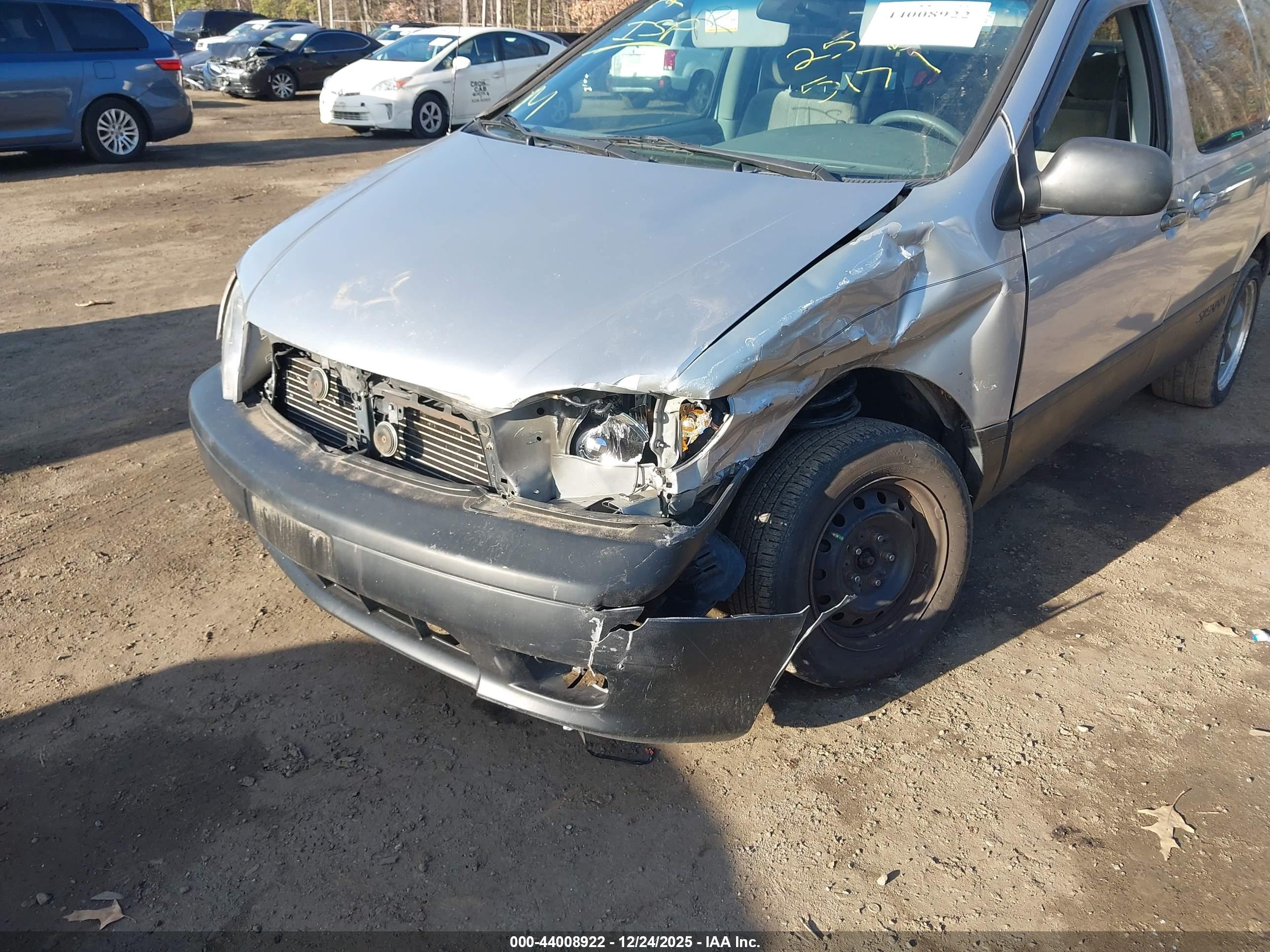 TOYOTA SIENNA image 6