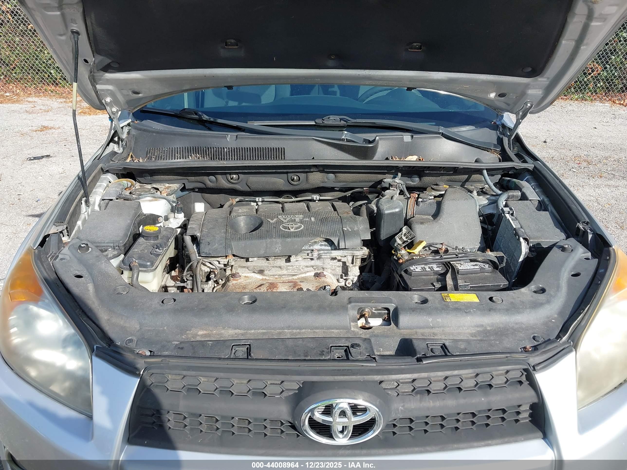 TOYOTA RAV4 image 10