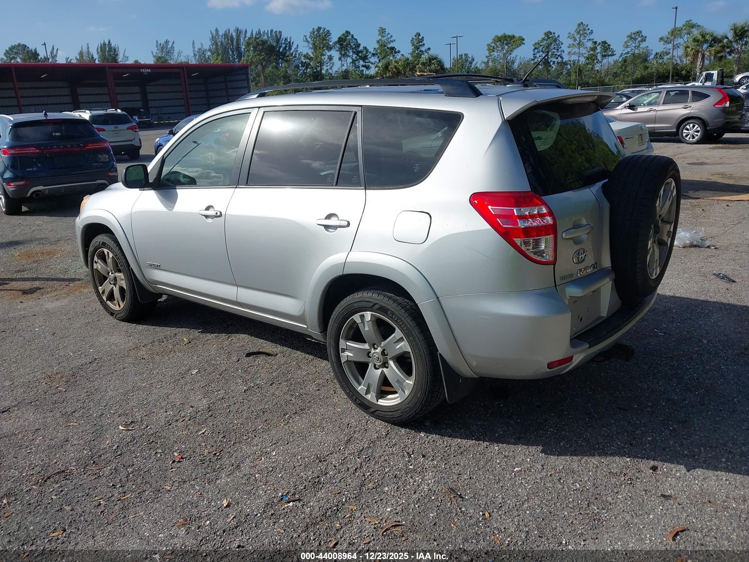 TOYOTA RAV4 image 3