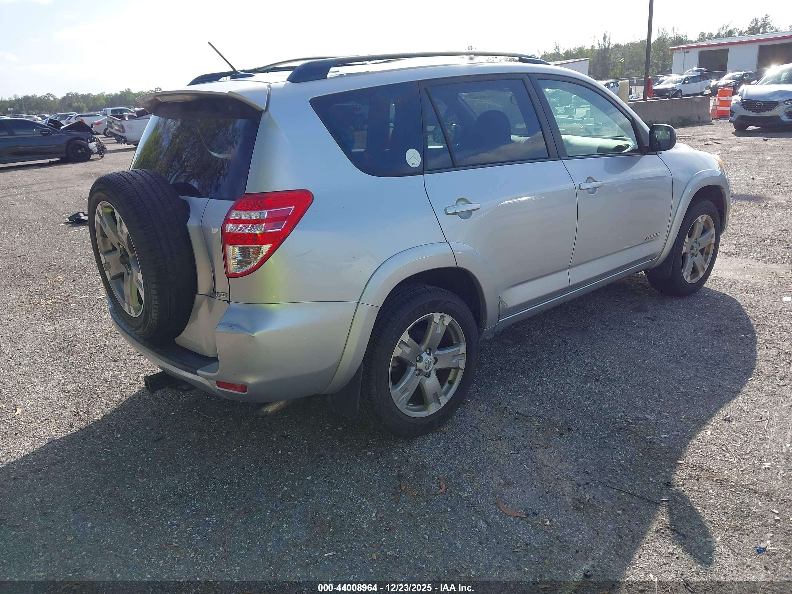 TOYOTA RAV4 image 4