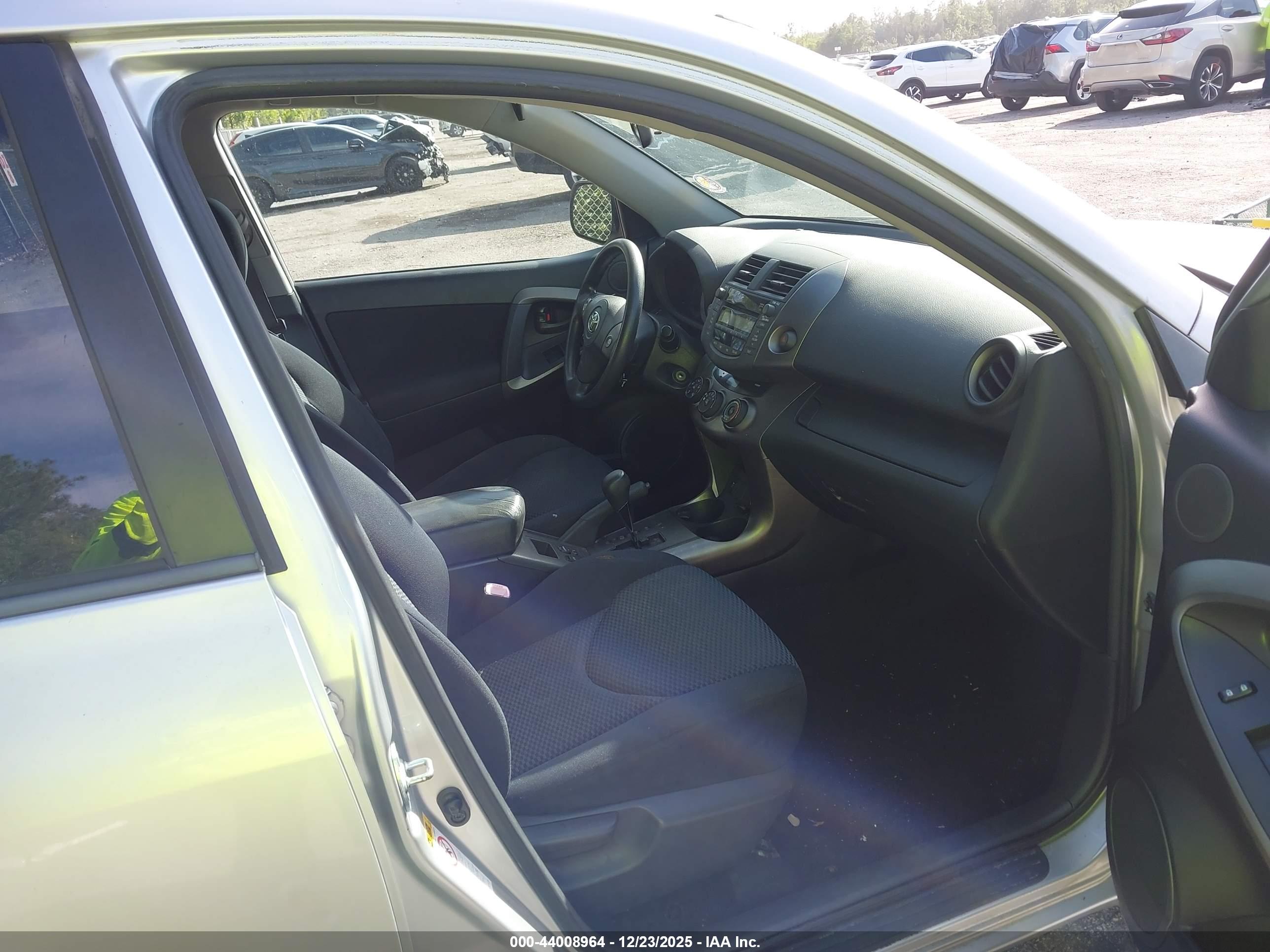 TOYOTA RAV4 image 5