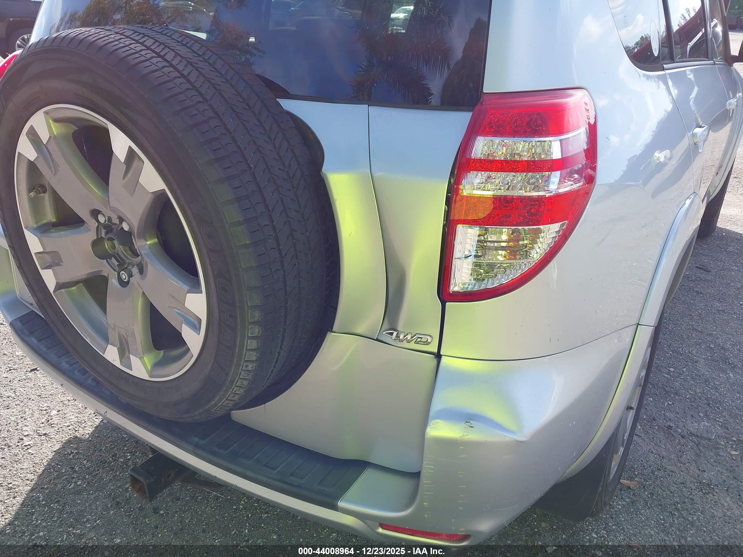 TOYOTA RAV4 image 6