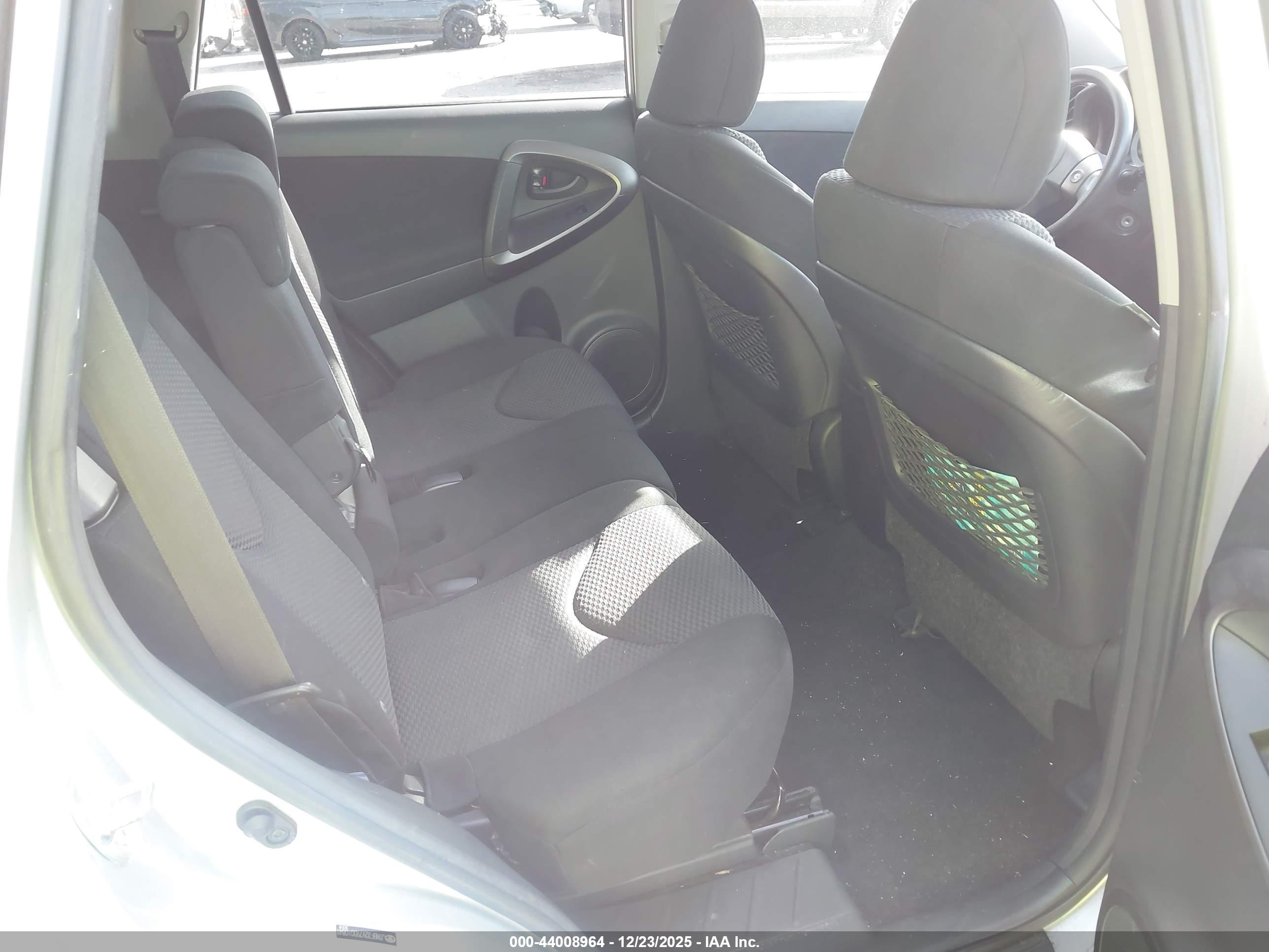 TOYOTA RAV4 image 8