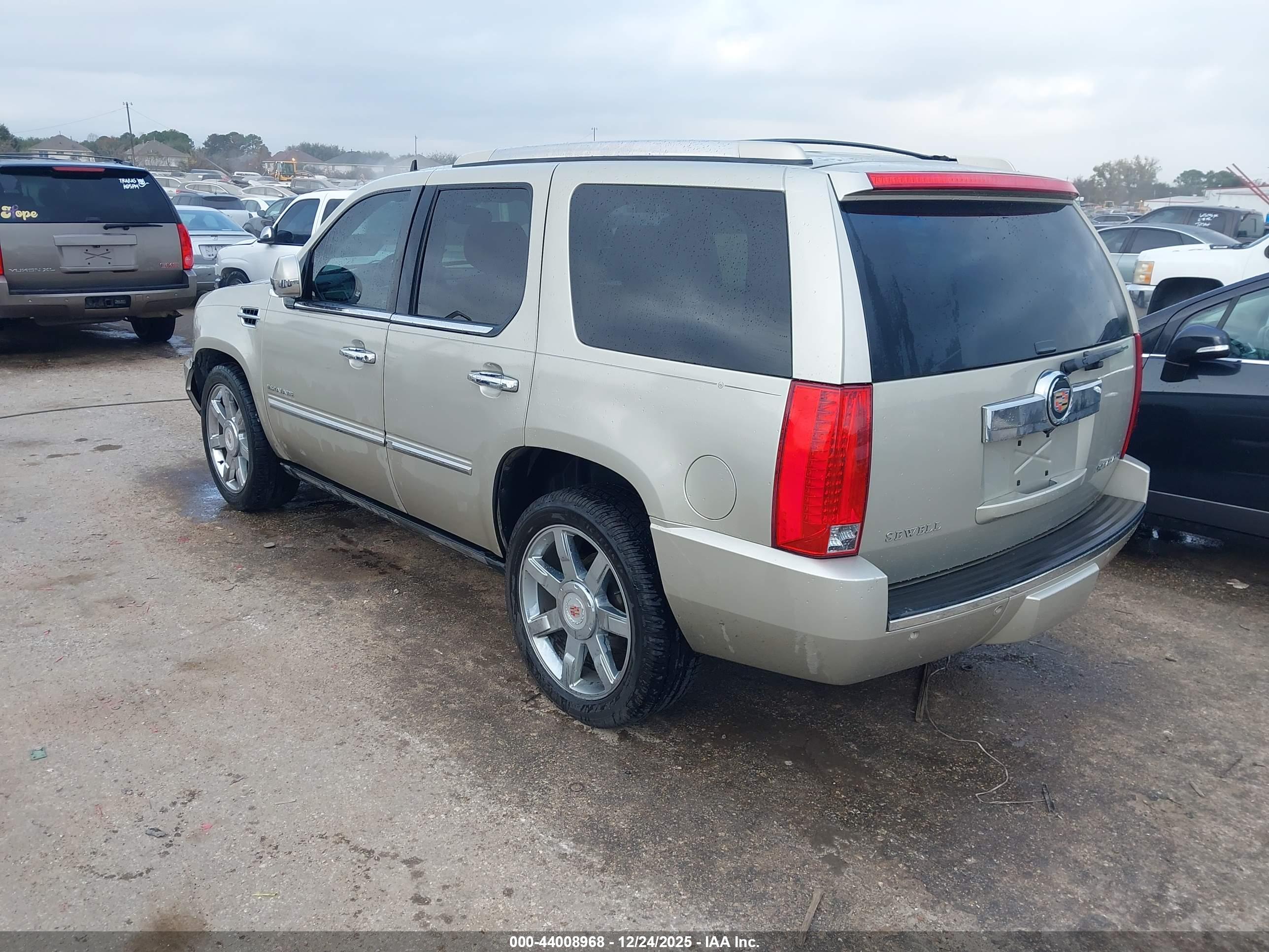 CADILLAC ESCALADE image 3