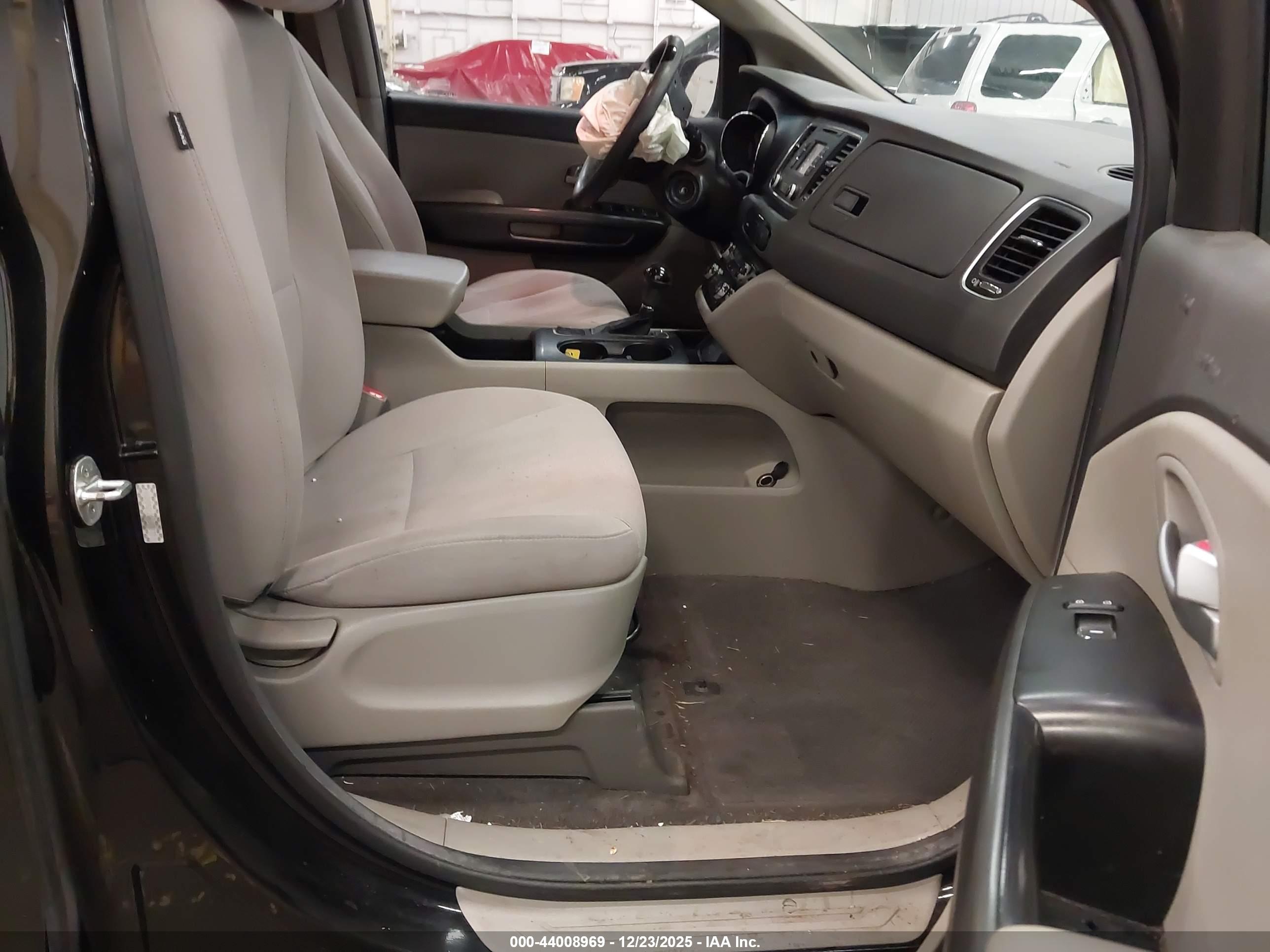 KIA SEDONA image 5