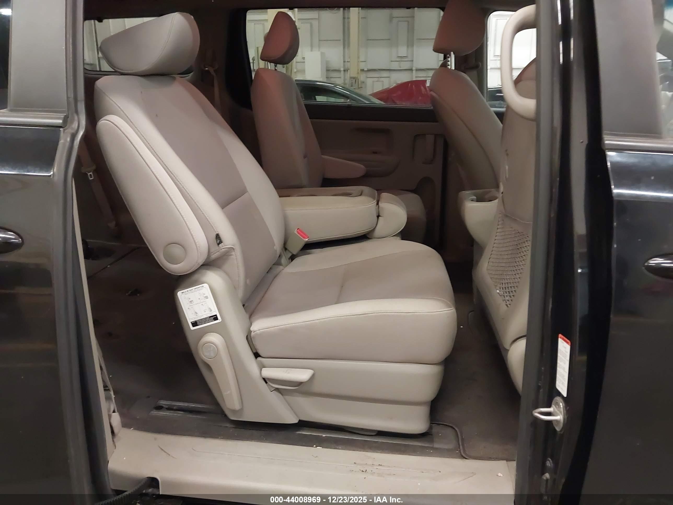 KIA SEDONA image 8