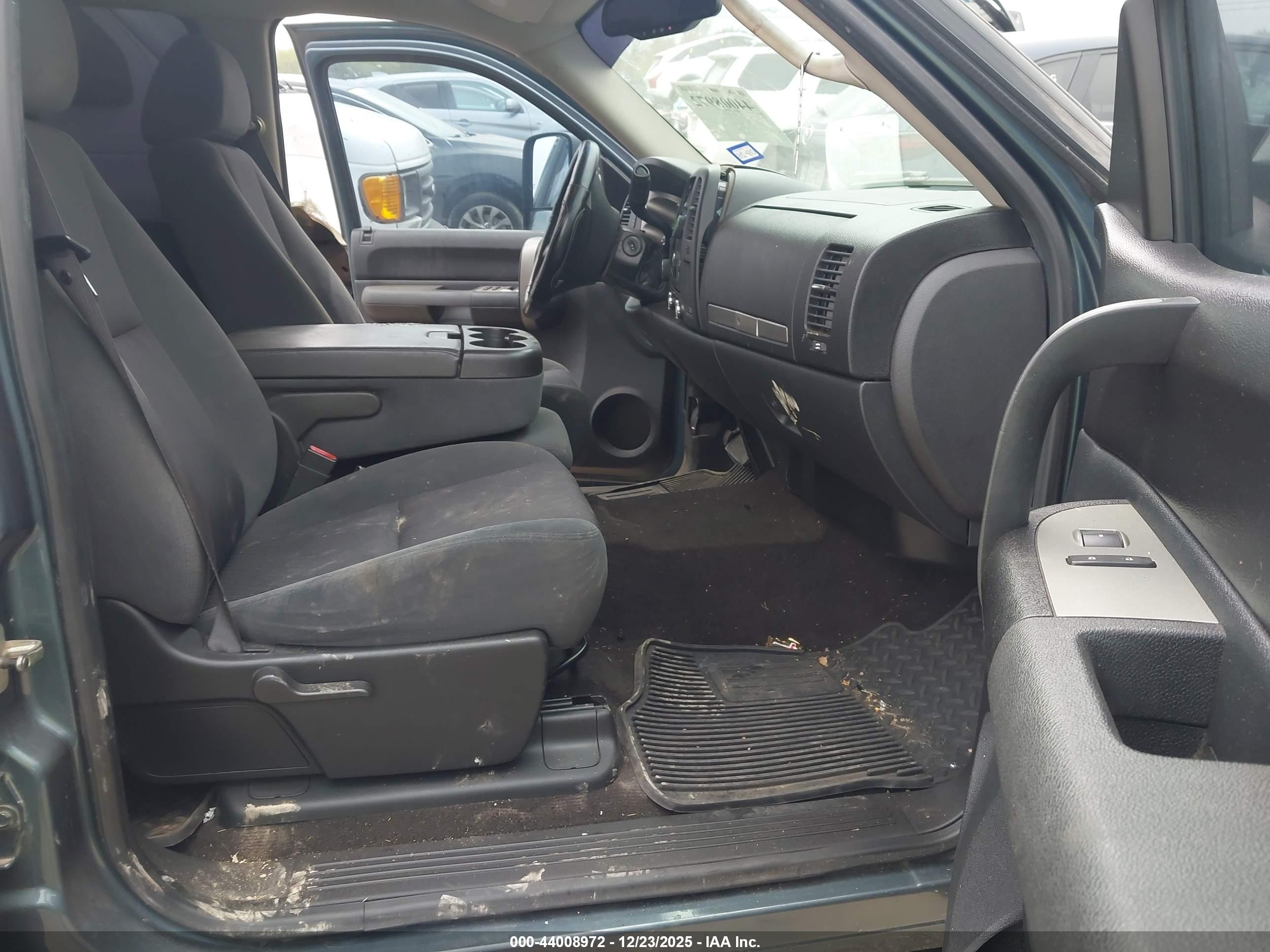 CHEVROLET SILVERADO image 5