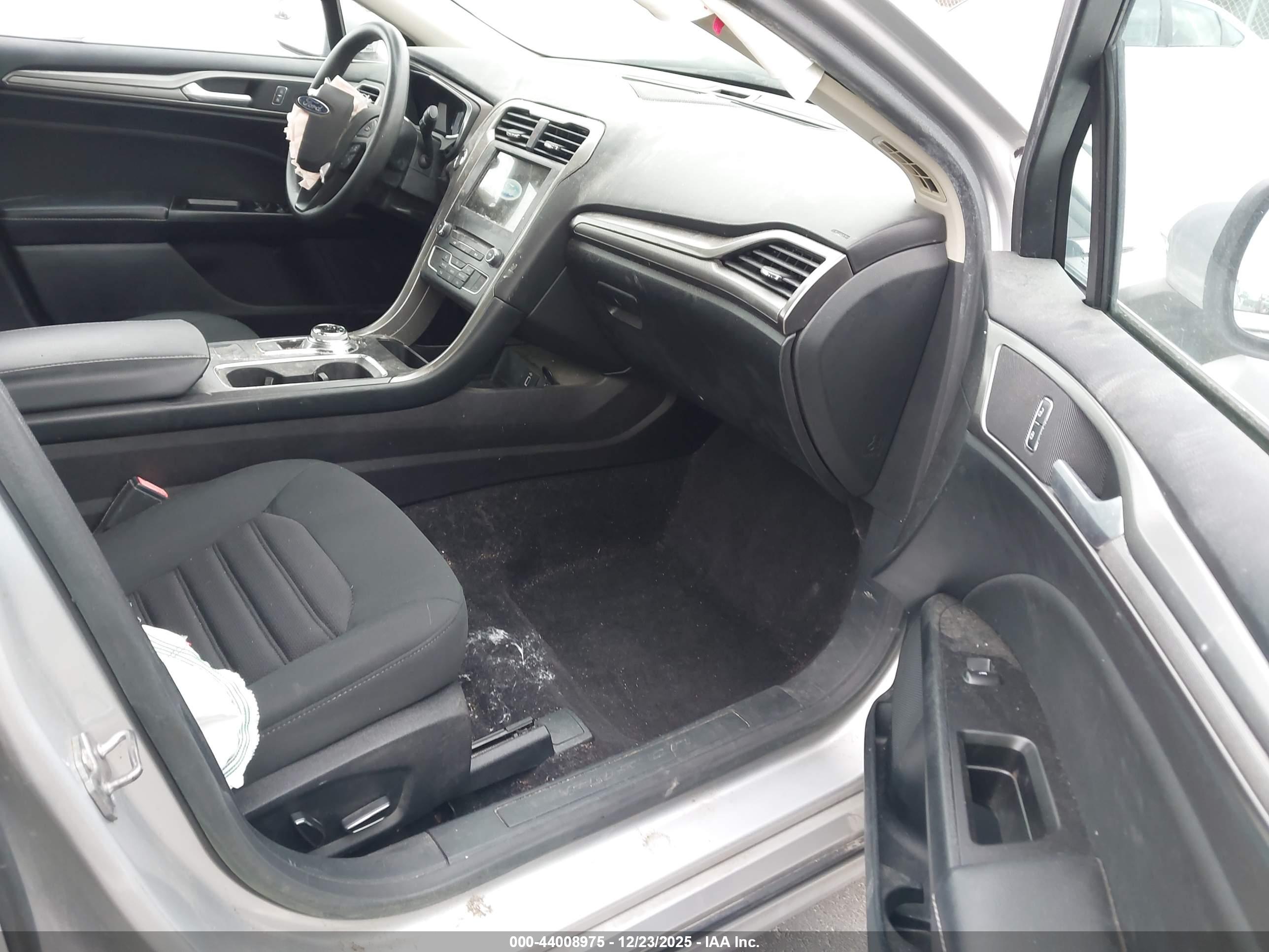 FORD FUSION image 5