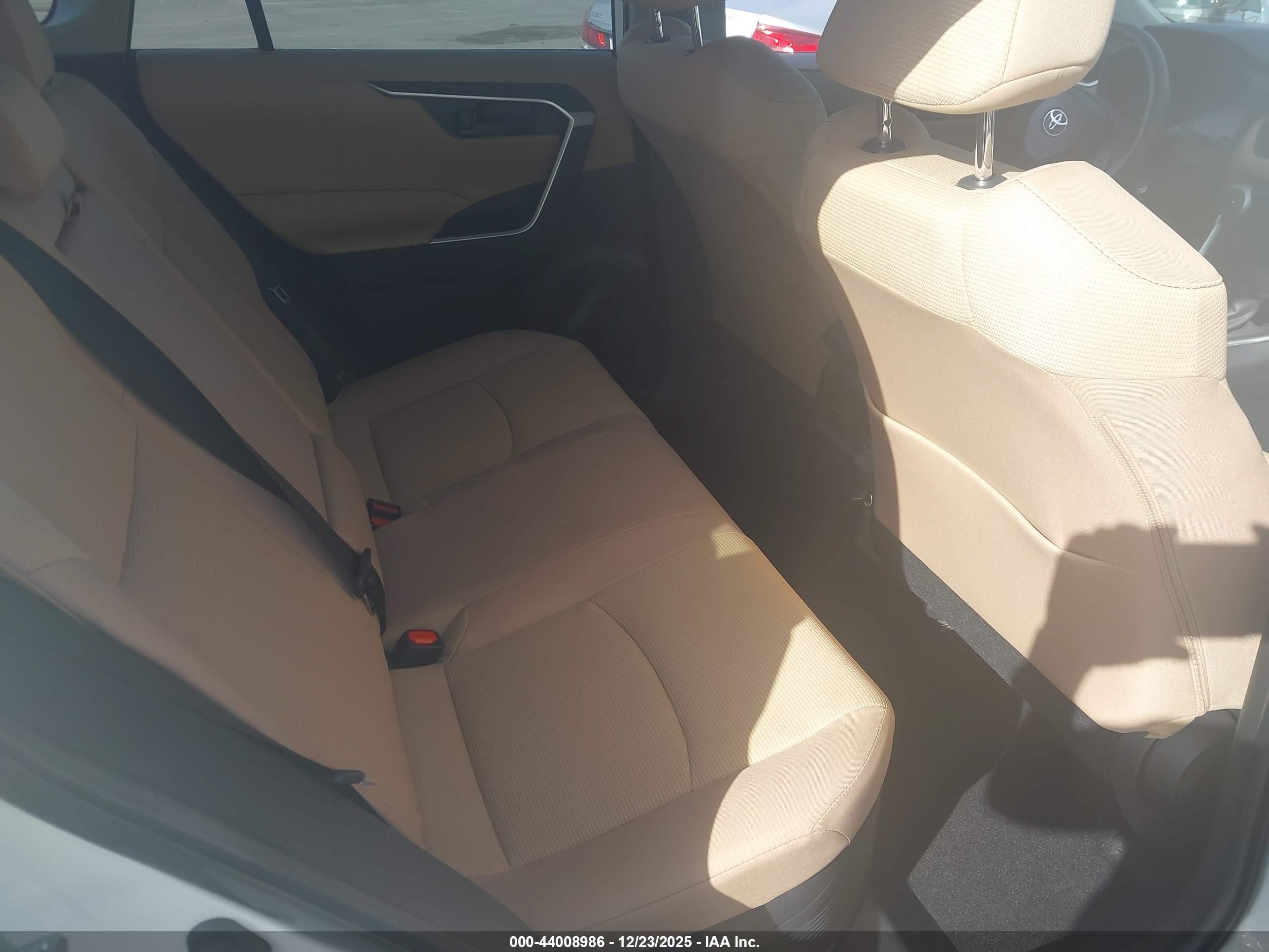 TOYOTA RAV4 image 8