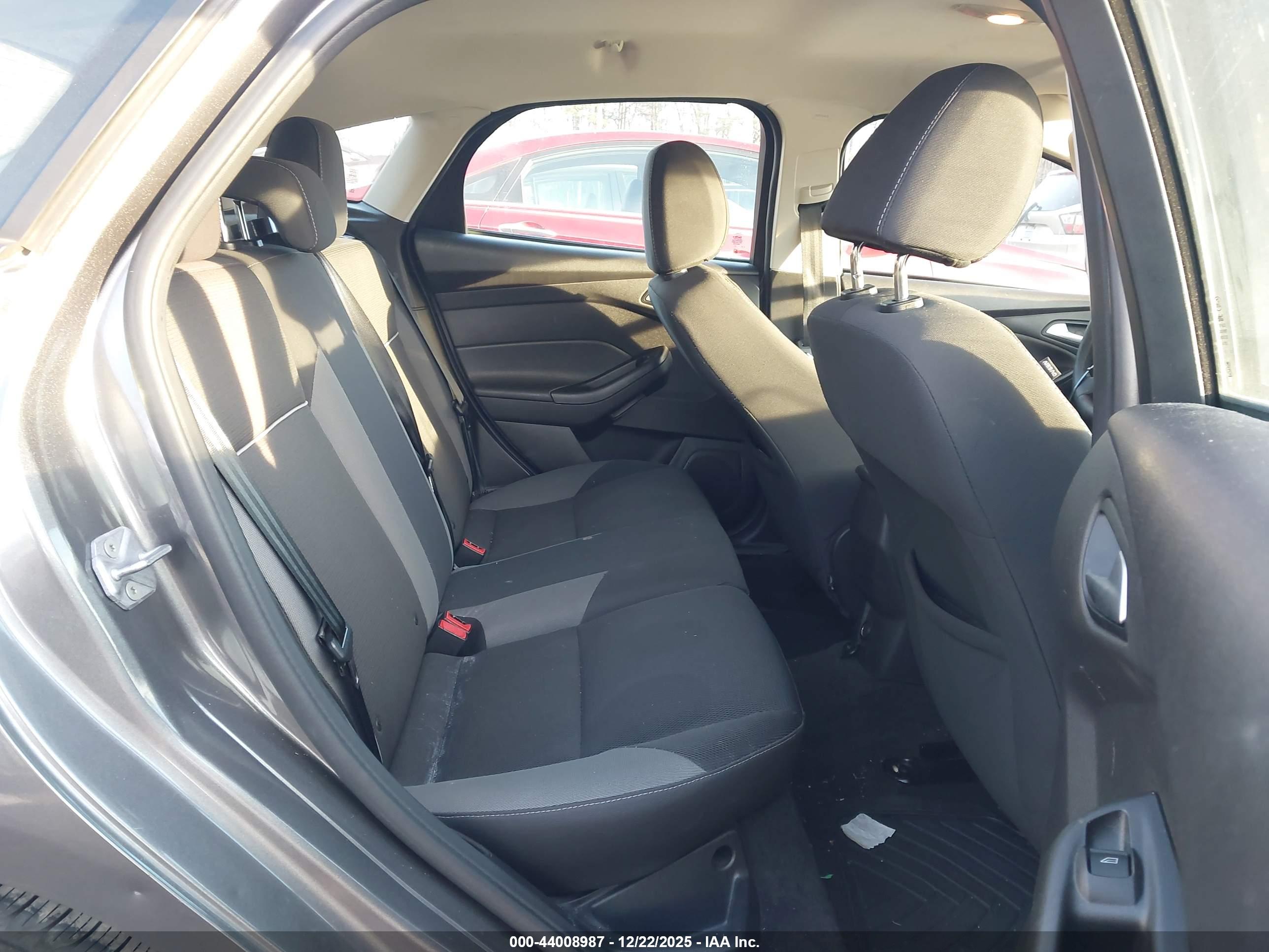 FORD FOCUS image 8