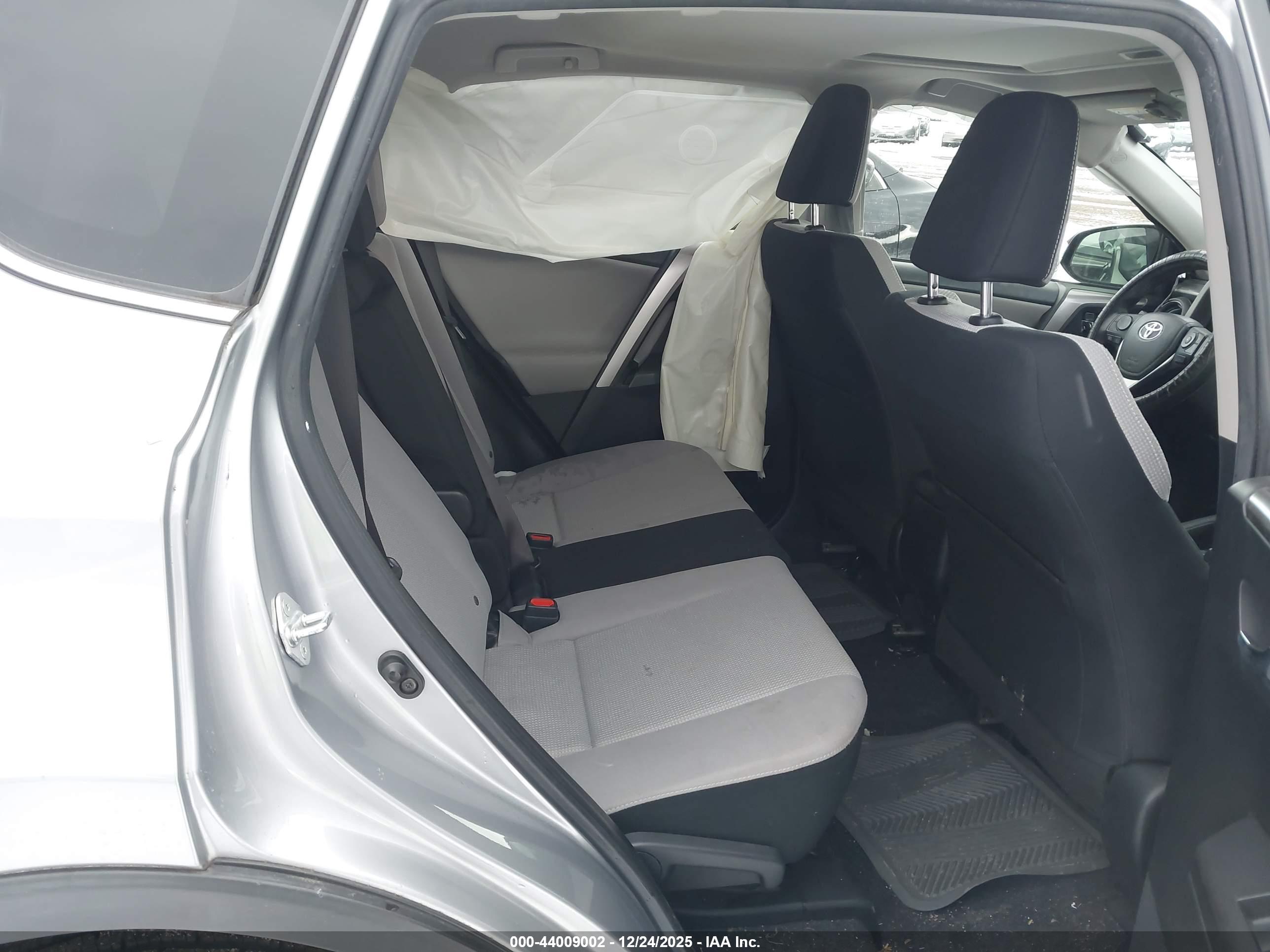 TOYOTA RAV4 image 8