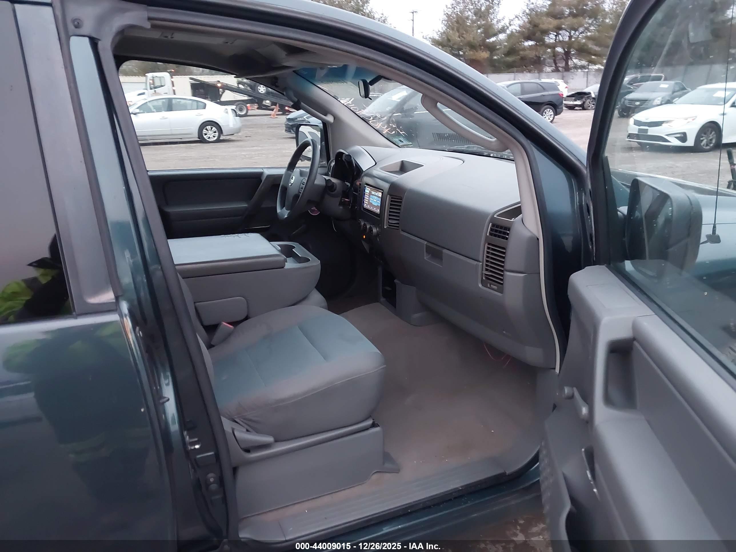 NISSAN TITAN image 5