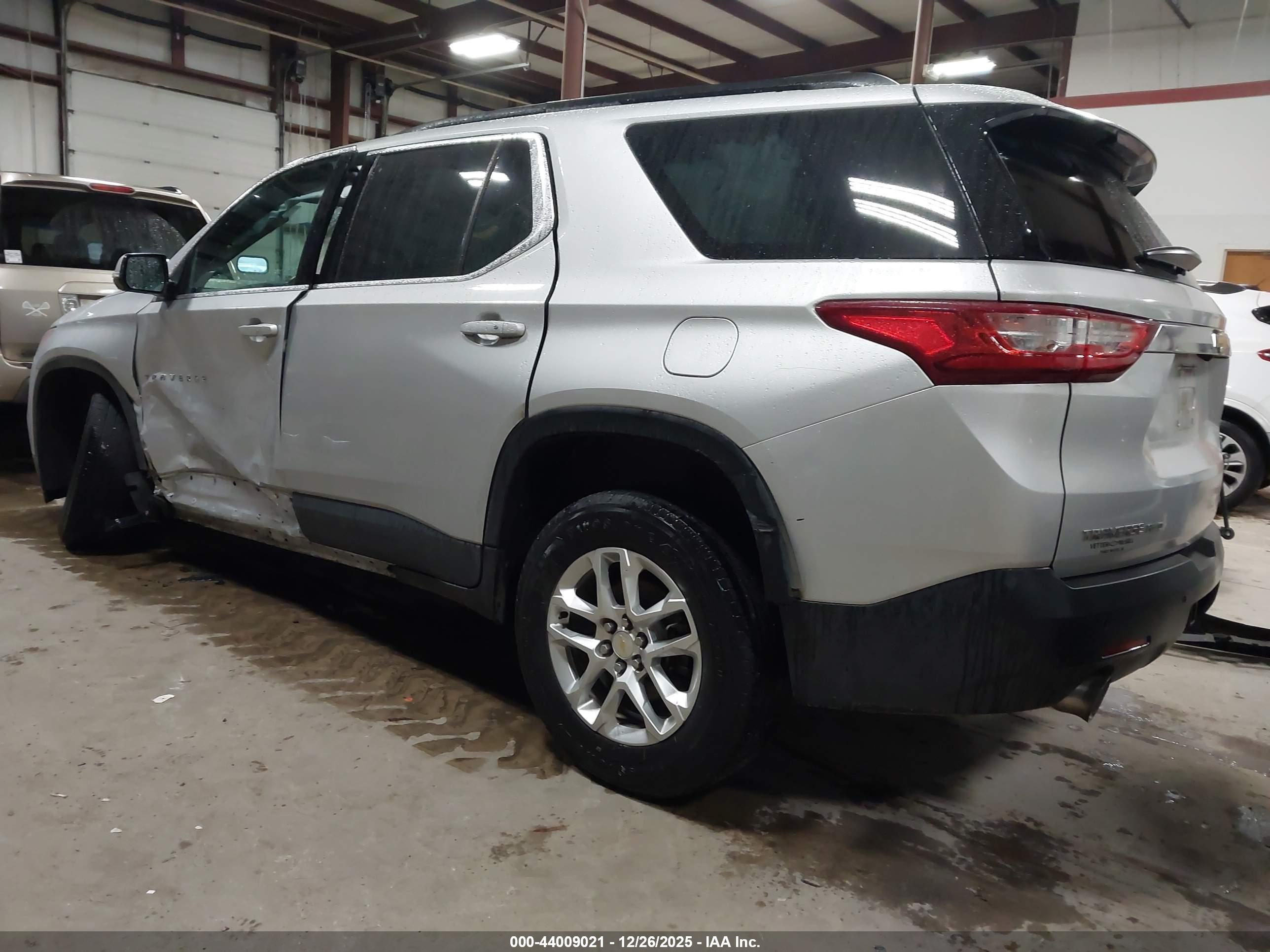 CHEVROLET TRAVERSE image 3